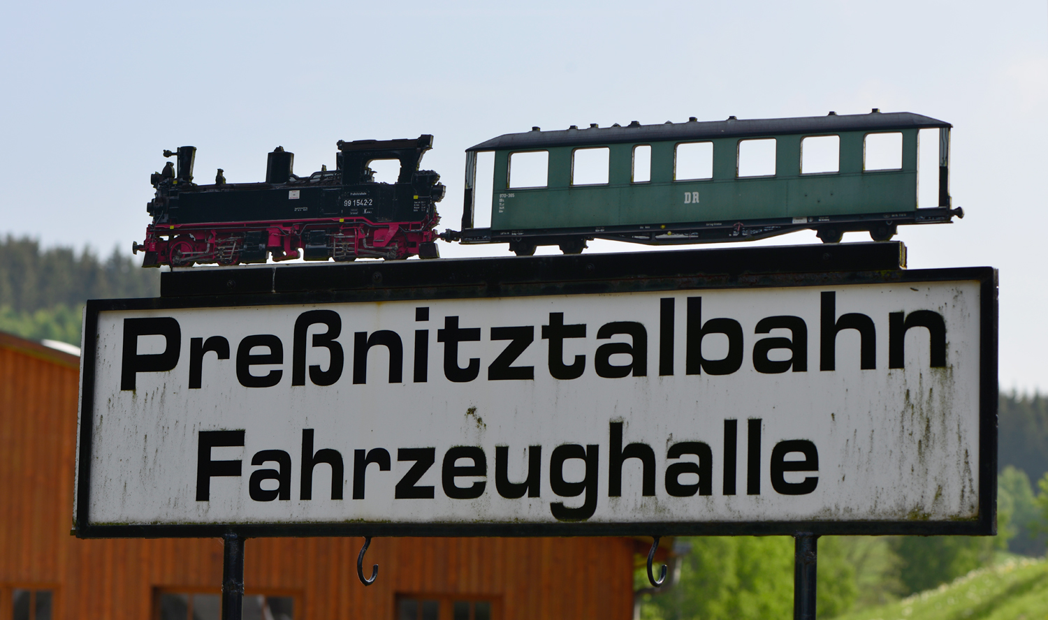 Die Prenitztalbahn begrt seine Gste zu den Sonderausstellung Gartenbahn - Jubilum 50 Jahre LGB - mit Sonderfahrten der Dampfzge. Kommen Sie nach Jhstadt an den drei Tagen vor und zu Pfingsten. An der Fahrzeughalle ist immer was los.