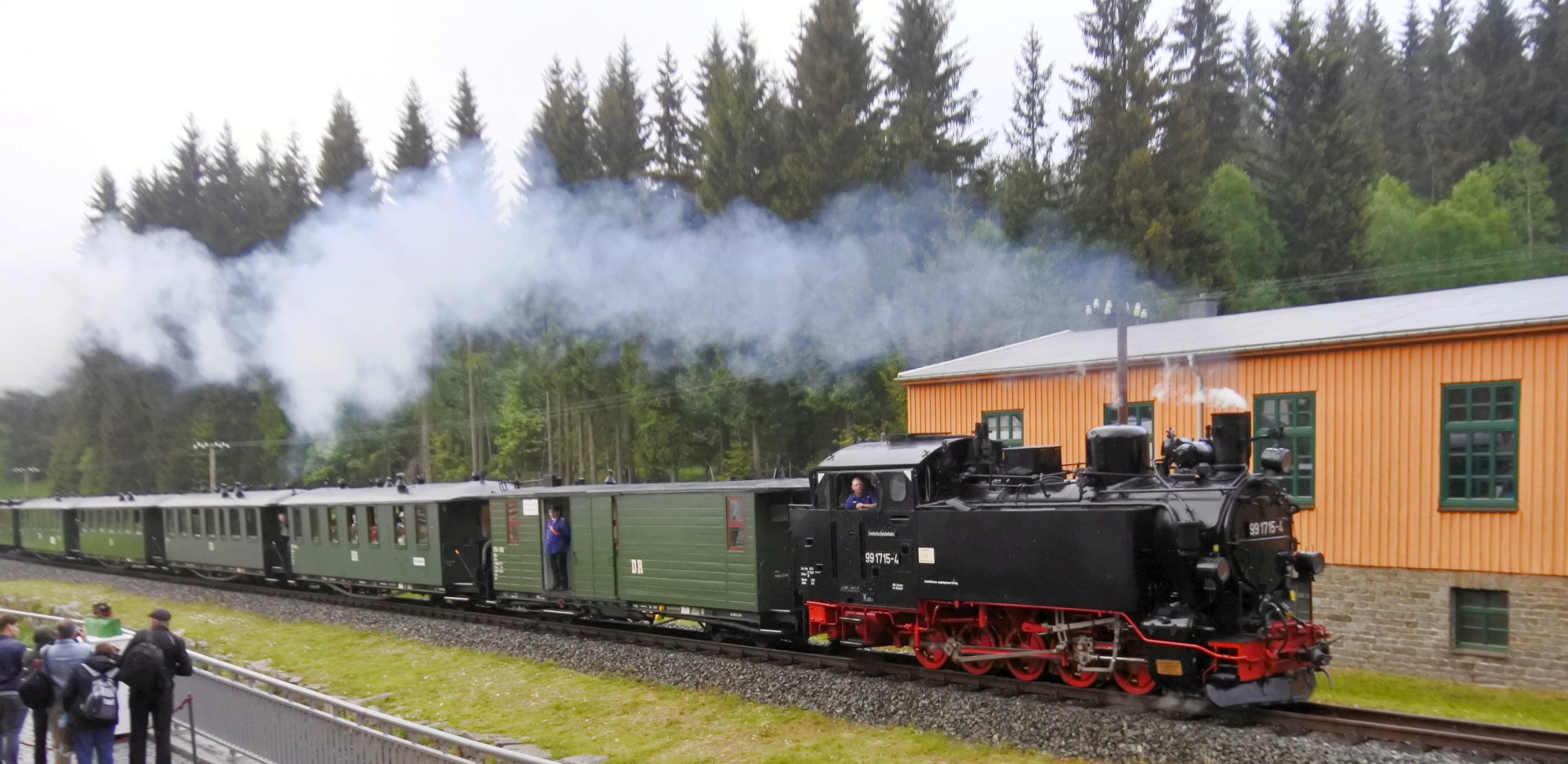 Blick aus der Wagenhalle auf die Strecke der Prenitztalbahn. Hier schsische VI K auf dem Weg von Steinbach nach Jhstadt mit Zwischenhalt an der Wagenhalle in Jhstadt. 