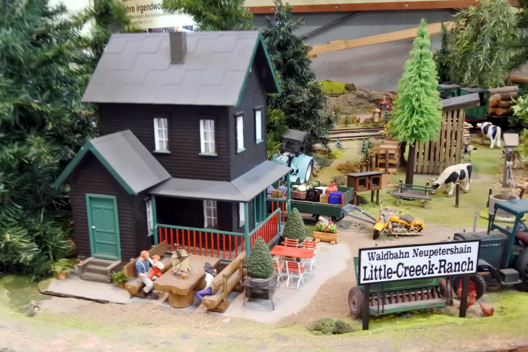 Die Arbeitsgemeinschaft Modelleisenbahn Neupetershain e.V. zeigt auf der noch bis Pfingstmontag andauernden Sonderausstellung zum 50 jhrigen LGB Jubilum Ihre LGB Waldbahn - Little-Creek-Ranch.