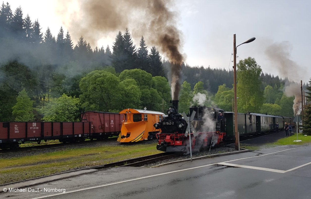 Vom Bahnhof Jhstadt ber die Wagenhalle, Schlssel, Schmalzgrube, Forelle nach Steinbach sind nicht nur die schsischen IV K mit Personenzgen unterwegs. Hier sind weitere Fahrzeuge und Wagen abgestellt. Der Orange DR Schneepflug 97-09-43 gehrt dazu.  