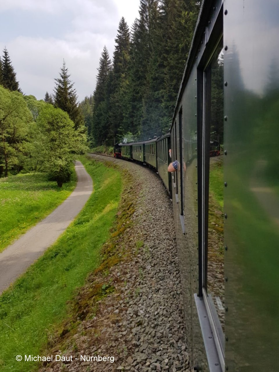 Bei schnem Vormittagswetter fuhren die Zge mit den schsischen Lokomotiven und den Gastlokomotiven aus Rben durch die Frhlingslandschaft im Tal der Prenitz. Hier kann auch neben der Bahn sehr schn auf fast ebenen Wegen gewandert werden. 