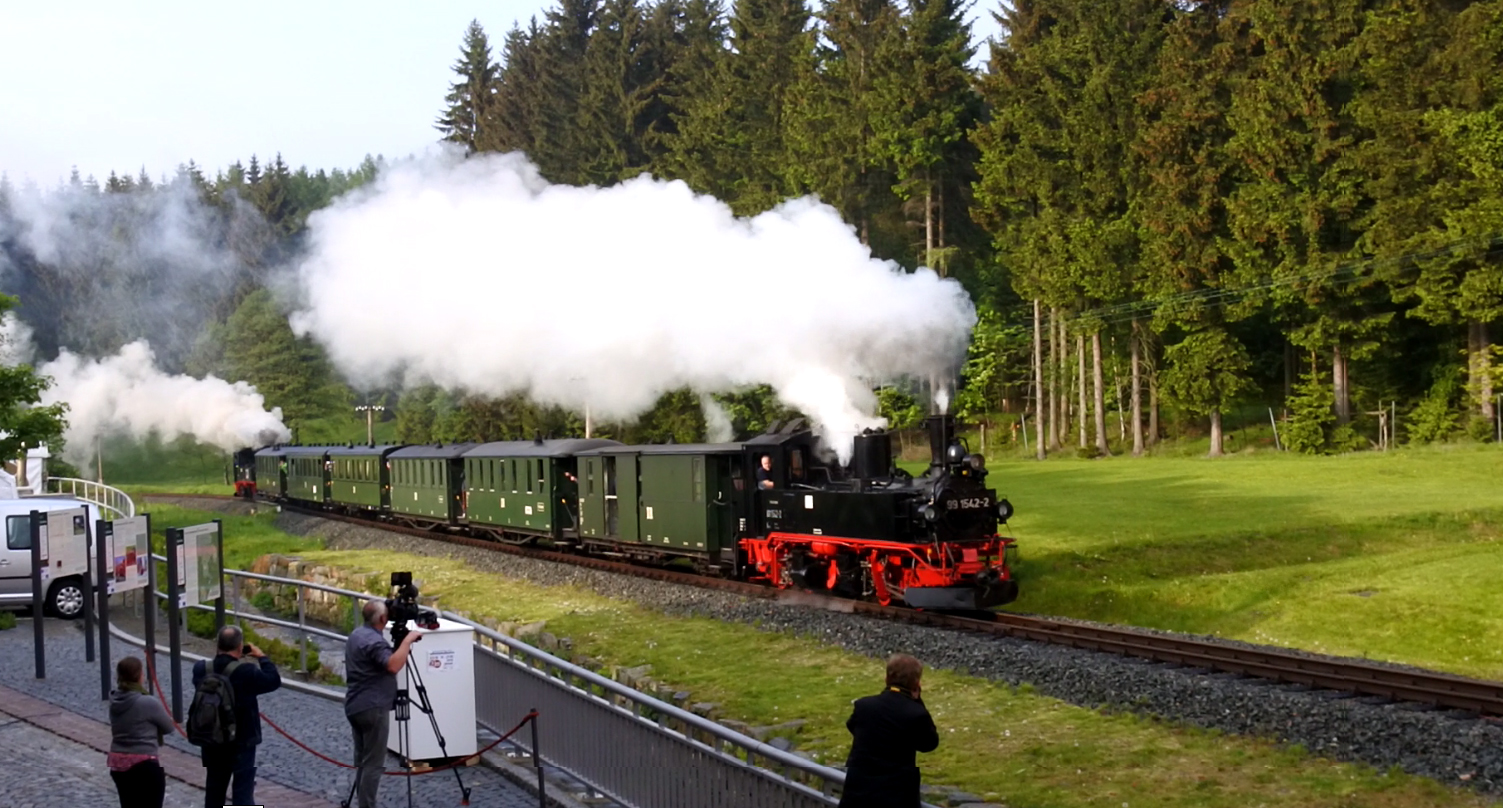 Am Samstag, den 19. Mai 2018, waren den ganzen Tag - von 09:00 Uhr bis kurz nach Mitternacht die Zge auf der Prenitztalbahn von Jhstadt nach Steinbach und zurck unterwegs. Hier nach einem Gewitterschauer der zusammengefasste Personenzug mit den beiden schsischen IV K. 