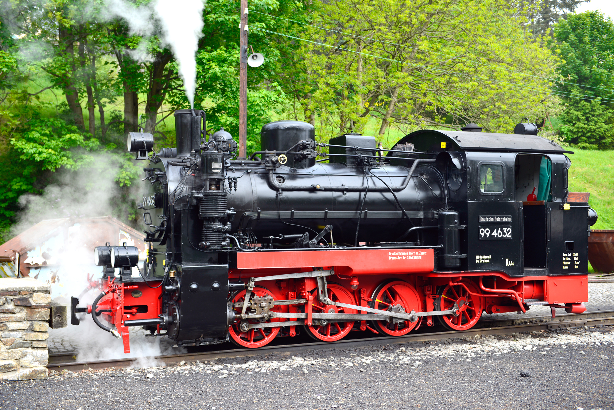 Am Montag, den 21. Mai 2018 sind von 09:00 Uhr bis 17:00 Uhr  die Züge auf der Preßnitztalbahn von Jöhstadt nach Steinbach und zurück unterwegs. Auf dem Bild ist die Rüggensche Schmalspurlok 99 4632 beim Kohle- und Wasserfassen im Bahnhof Jöhstadt vorgerfahren. 