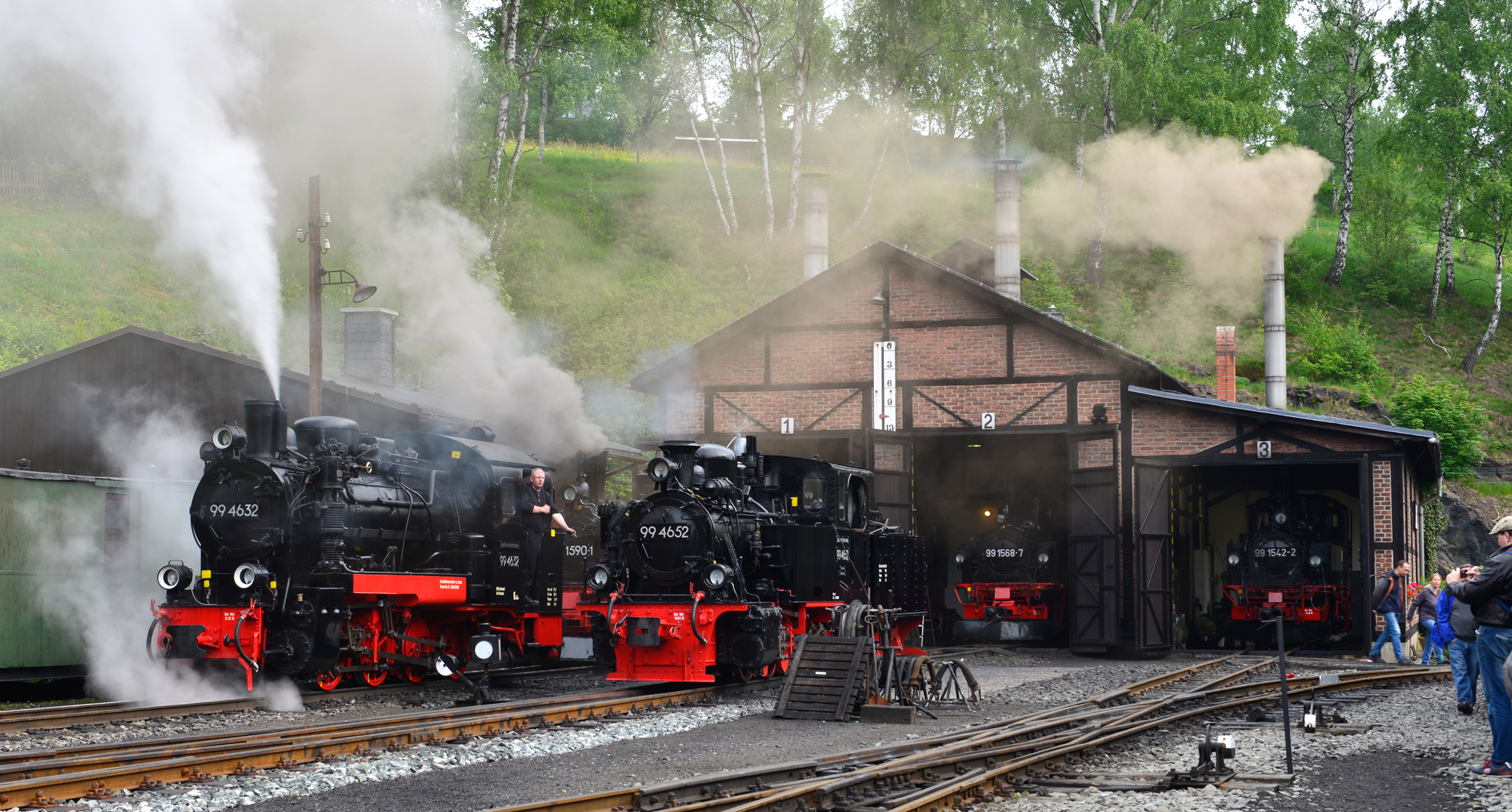 Anheizen im Bahnhof Jöhstadt. Fünf Dampflokomotiven der Preßnitztalbahn und der Rüggenschen Kleinbahn standen für den 20.05.2018 bereit die Sonderzüge mit den vielen Besuchern zu ziehen.  