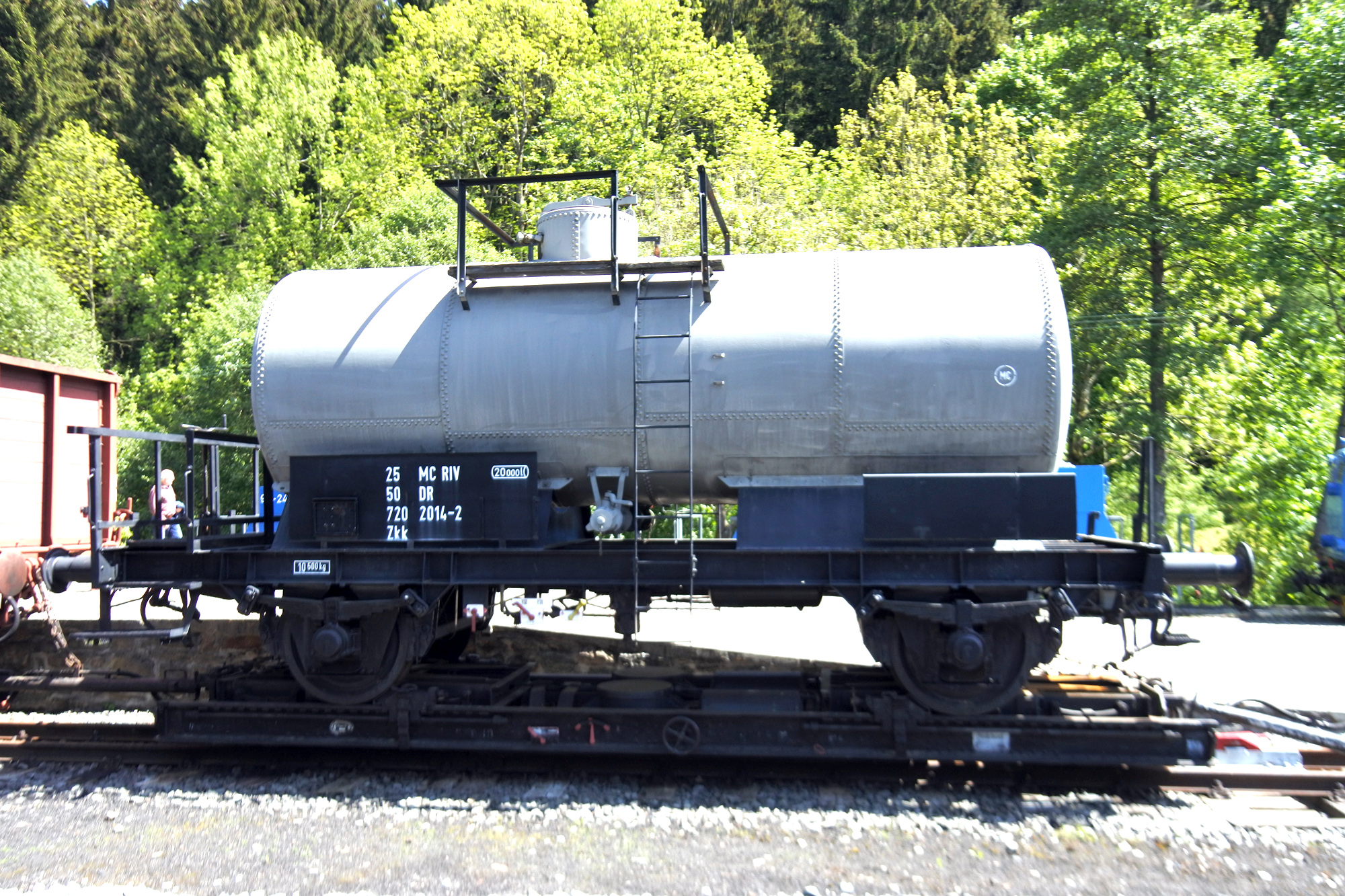 Verschiedene Regelspurwagen wurden im Tal der Prenitz zum einfachen Transport - ohne Umladung von Gtern - auf Rollwagen geladen. 