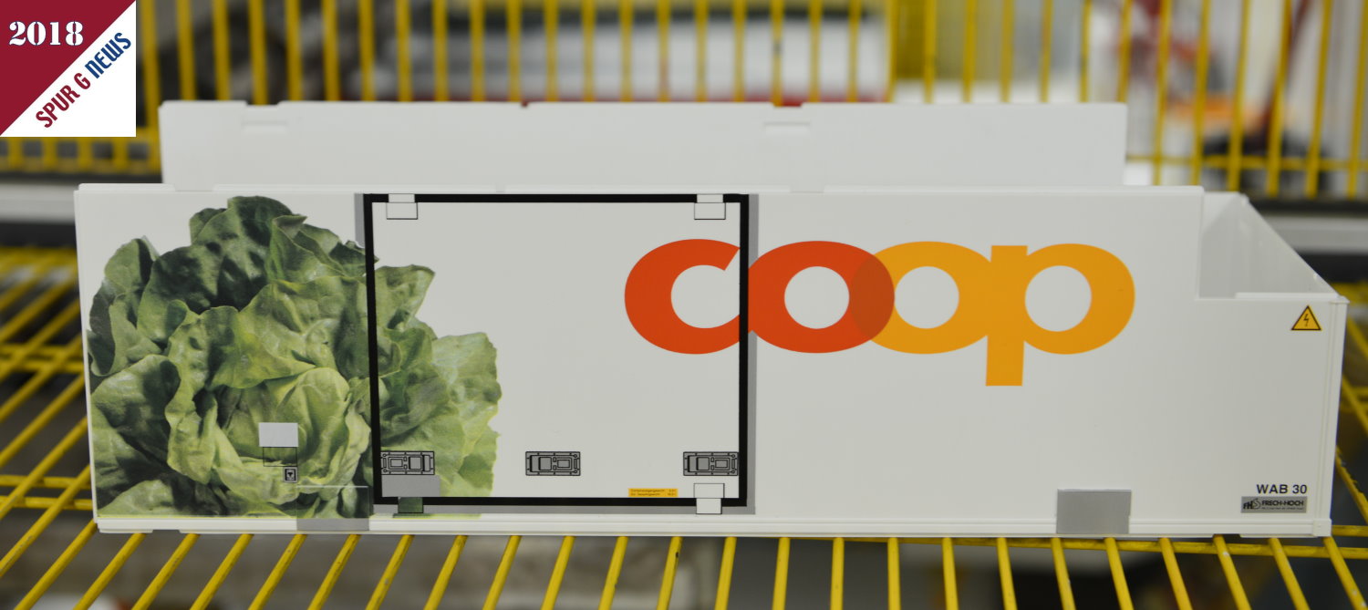 Der neue Coop-Container - Herbstneuheit 2018 - von LGB "Salat" ist auch schon bedruckt und fr die Montage bereit. Hier ist sogar ein MIX aus Digital und Tampondruck fr die Gestaltung erforderlich. Ist der Salatkopf mit dem digitalen Drucker auf das Gehuse aufgebracht wird der Trrahmen, die Wagenzeichen und das Coop Logo im Tampondruckverfahren aufgebracht. Auf dem Bild ist die 3D Wirkung des Salates mit den einzelnen Schattierungen der Bltter hervorragend   zu erkennen. Was mich nur persnlich am Digitaldruck strt ist die rauere Oberflche gegenber dem Tampondruckverfahren. Hier wre eine Schicht Klarlack ber dem Salatkopf angebracht. Warum? Schmutzpartikel setzen sich auf der rauen Oberflche ab. Verschieden Container wurden ja noch in China bedruckt. Hier zumindest ein Dauertest in den nchsten Jahren erforderlich.  Bei einigen meiner Wagen sind die coop Zeichen fast ganz verschwunden, bei weiteren verblasst und erschrecken grell erscheint ein neu in die Sonne, Regen und Schatten gestellter Wagen. 