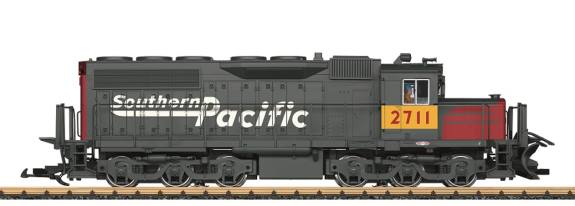 Modell einer schweren amerikanischen Diesellok in Gestaltung einer SD 40 der UP (Union Pacific Railroad) noch im Design der SP (Southern Pacific Railroad) kurz nach bernahme durch die UP. Originalgetreue Farbgebung und Beschriftung der Epoche V. Beide Drehgestelle von leistungsstarken kugelgelagerten Bhler-Motoren angetrieben, Haftreifen. Eingebauter mfx/DCC-Decoder mit vielfltigen authentischen Sound- und Lichtfunktionen, digital schaltbar. Viele angesetzte Details, Tren am Fhrerhaus zum ffnen. Lnge ber Kupplung 63 cm.