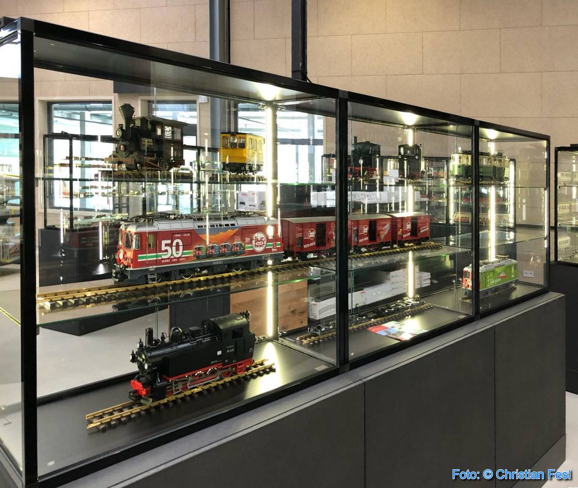 Die Modelle der Gartenbahn von LGB sind auch als Zge oder Einzelmodelle bersichtlich ausgestellt. So kann der Kunde sofort einen Blick der Modelle im Original machen. In dieser Vitrine vermissen wir allerdings die Jubilumsstainz in Gold und die weiteren Jubilumsgterwagen fr den 50jhrigen LGB Zug. Aber heute ist der erste Tag, es wird sicherlich noch nachgebessert. Toll finde ich auch, wenn alle Gterwagen des Jubilumszuges vorhanden sind, denn jeder der Wagen hat zwei unterschiedlich bedruckte Seiten. So sieht er von links gesehen anders aus als von der rechten Seite betrachtet. - und... Tren zu! 