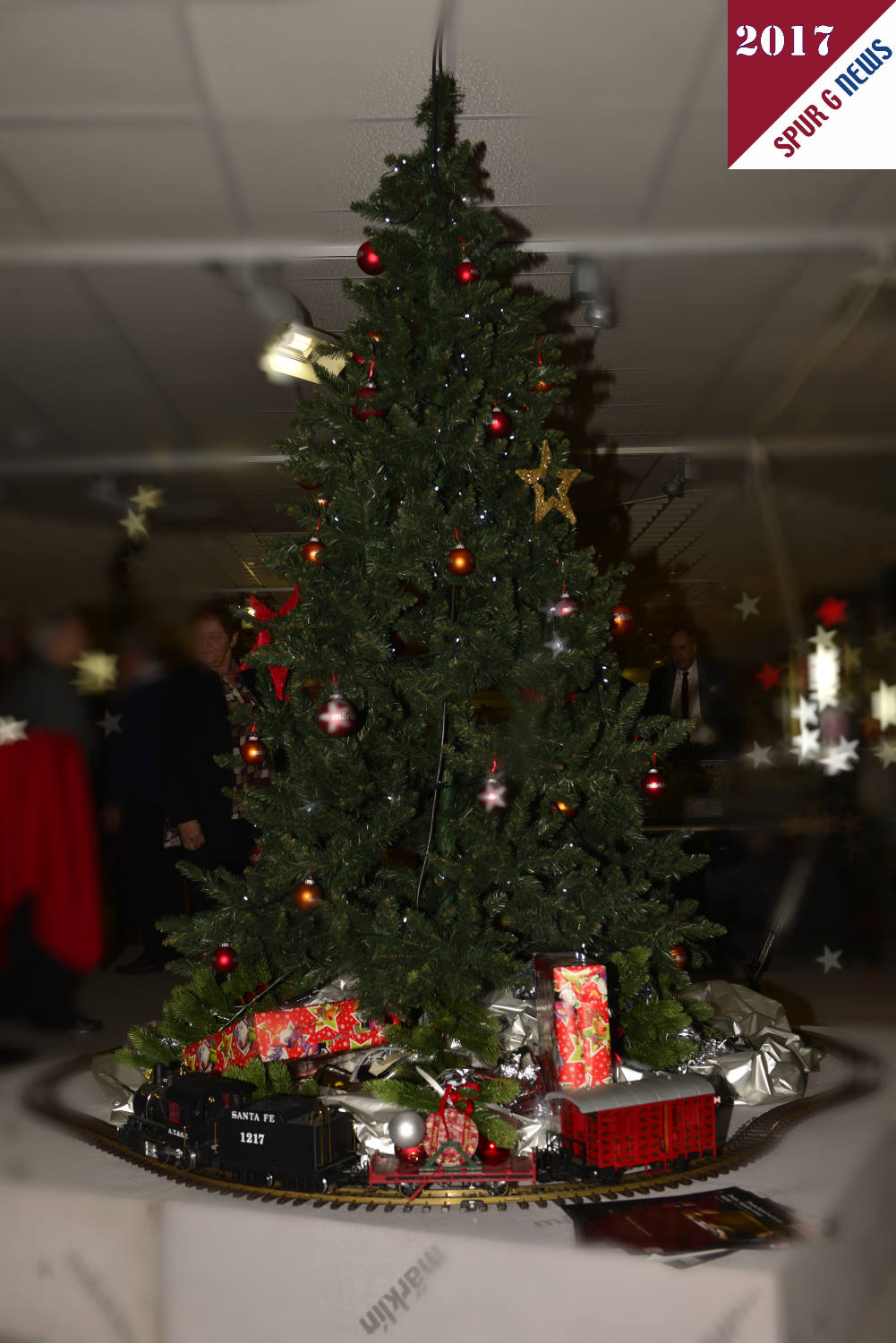 Kompliment auch wieder an Herrn Krey der im Museum auch die ntige Weihnachtsstimmung mit der Eisenbahn verbreitet. Hier fhrt die Santa Fe Lokomotive mit zwei Wagons um den mit Mrklinglaskugeln geschmckten Weichnachtsbaum. In den Pckchen unterm Baum sind hoffentlich schne LGB Produkte enthalten. Wir haben diese nicht aufpacken drfen. 