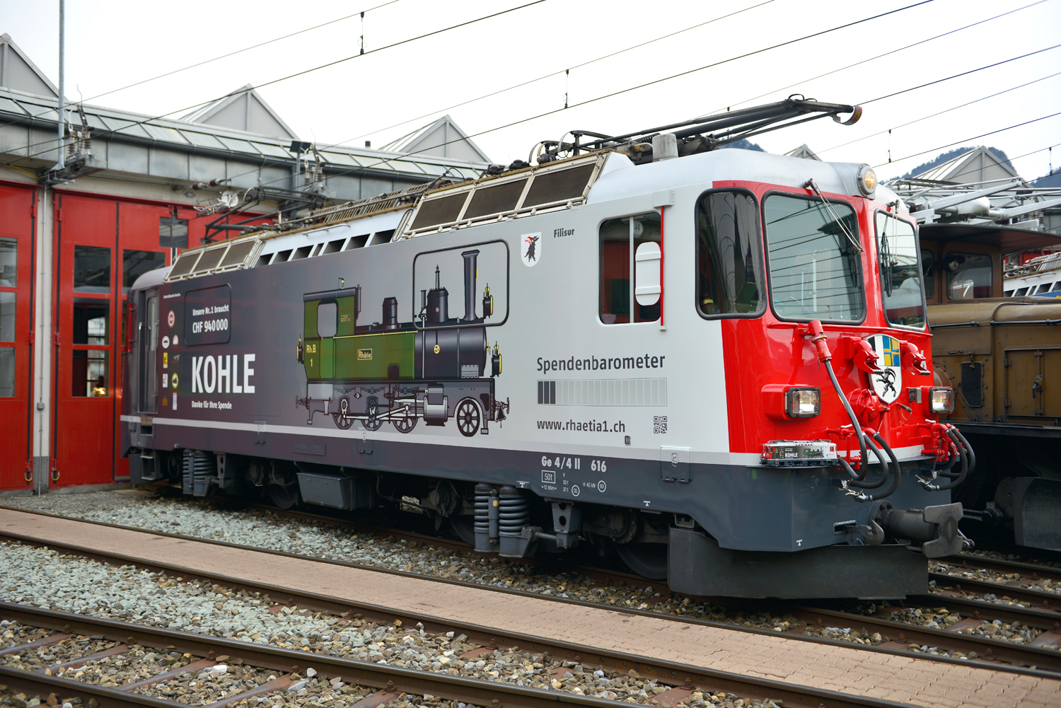 Elektrolokomotive Ge 4/4 II Nr. 616 der Rhtischen Bahn, in einer speziellen Gestaltung mit Spendenaufruf zur Wiederinbetriebnahme der ersten RhB-Lok, der Dampflok "Rhtia". Originalgetreue Farbgebung und Beschriftung der Epoche VI. Alle 4 Radstze von zwei leistungsstarken kugelgelagerten Bhler-Motoren angetrieben. Ausgerstet mit einem mfx/DCC-Decoder mit vielen Licht- und Soundfunktionen. Dachstromabnehmer motorisch angetrieben, digital schaltbar. Lnge ber Puffer 57 cm.