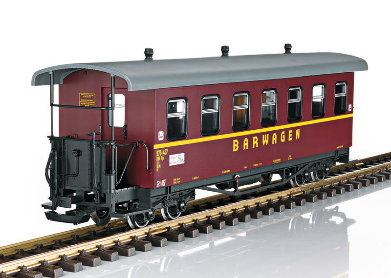 Als Handmuster - der neue LGB  Clubwagen 2020! Dachlfter und Dachabschlusskanten werden wir nochmals nachmessen. Der Modellbahnwagen von LGB ist um ein Fenster gekrzt! Im Original sind es acht, im Modell eben sieben Fenster. Das tief gezogene Sprengwerk an der Wagenunterseite ist nur beim Vorgngermodell, dem rot/beigen Wagen, so ausgeprgt.  