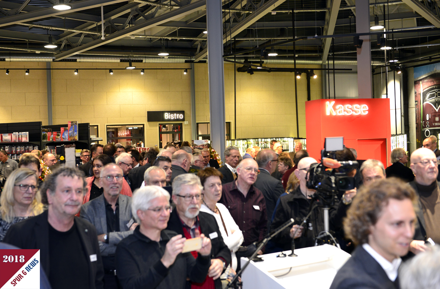 Gruppenbild mit Besuchern und geladenen Gsten im "Ringlokschuppen" des  mrklineum.