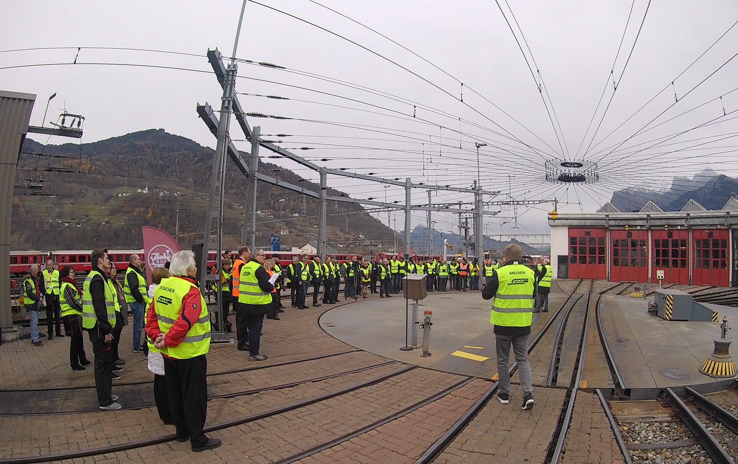 Bild oben: Alle Gste und Mitarbeiter der RhB trugen die gelbe Warnweste. Hier versammelt vor der Drehseibe. 