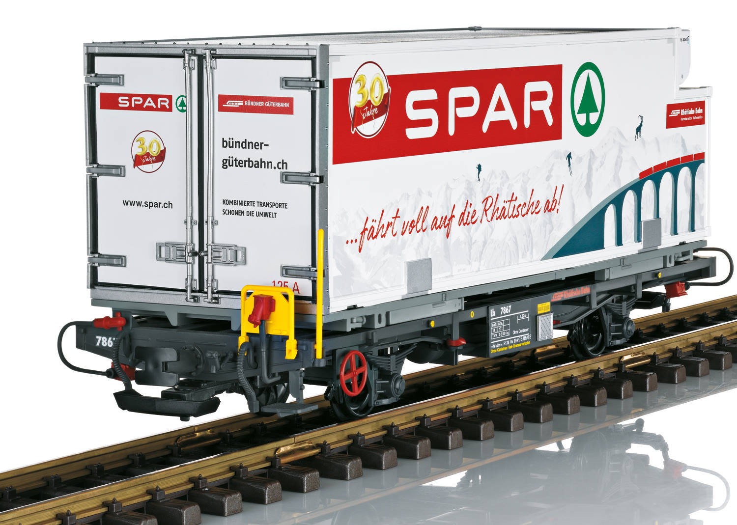 LGB Art. Nr. 46897, RhB Containerwagen Spar Weit ber die Grenzen Graubndens hinaus bekannt sind die werbewirksam gestalteten Container die auf dem Netz der Rhtischen Bahn unterwegs sind. Einer der aktuellsten ist der Container von Spar, der die Verbundenheit des Unternehmens mit der RhB zum Ausdruck bringt. Containertragwagen der RhB, beladen mit einem abnehmbaren Khlcontainer der Handelskette Spar. Originalgetreue Farbgebung und Beschriftung der Epoche VI, Container bedruckt mit dem Motiv Rhtische Bahn. Metall Scheibenradstze. Lnge ber Puffer 41 cm. Containertren sind zum ffnen.