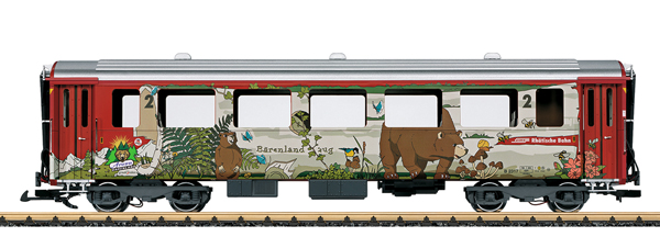 Modell eines Schnellzugwagens 2. Klasse der RhB. Original getreue Farbgebung und Beschriftung der Epoche VI. Ausgestattet mit kompletter Inneneinrichtung und Innenbeleuchtung, Stromabnahme ber Kugellager Radstze. Tren zum ffnen, Metallradstze. Lnge ber Puffer 62 cm