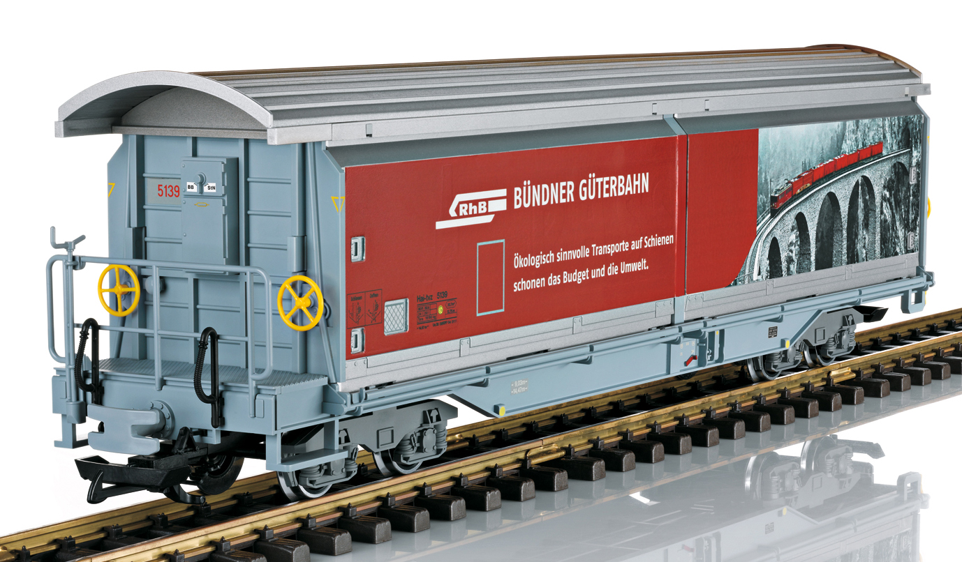 Modell eines 4-achsigen Schiebewandwagen der Rhtischen Bahn (RhB). Originalgetreue Farbgebung und Beschriftung in der Epoche VI mit Werbung fr die Gterbahn RhB. Die Schiebetren lassen sich vorbildgetreu ffnen und schlieen. Metallscheibenradstze. Lnge ber Puffer 62 cm.