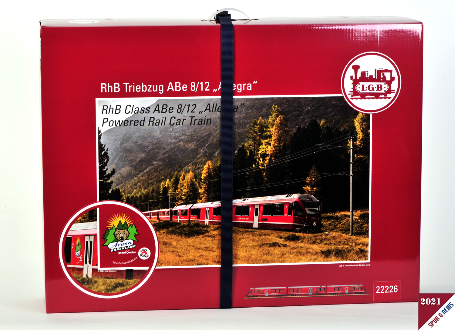 Was fllt auf! Der neue RhB Triebzug ABe 8/12 "Allegra" hat den gleichen Verpackungskarton mit dem blauen Verpackungsband wie seine Vorgnger. Allerdings ist die Artikelnummer 22226 ein Aufkleber und der Karton gehrte zu einem vorherigen Modell. Der Sticker auf der linken Seite wurde von den Designern gut gestaltet und so platziert, dass er immer schon an diese Ecke gehrt. Ein Gegenstck zum LGB Emblem in der rechten oberen Ecke. 