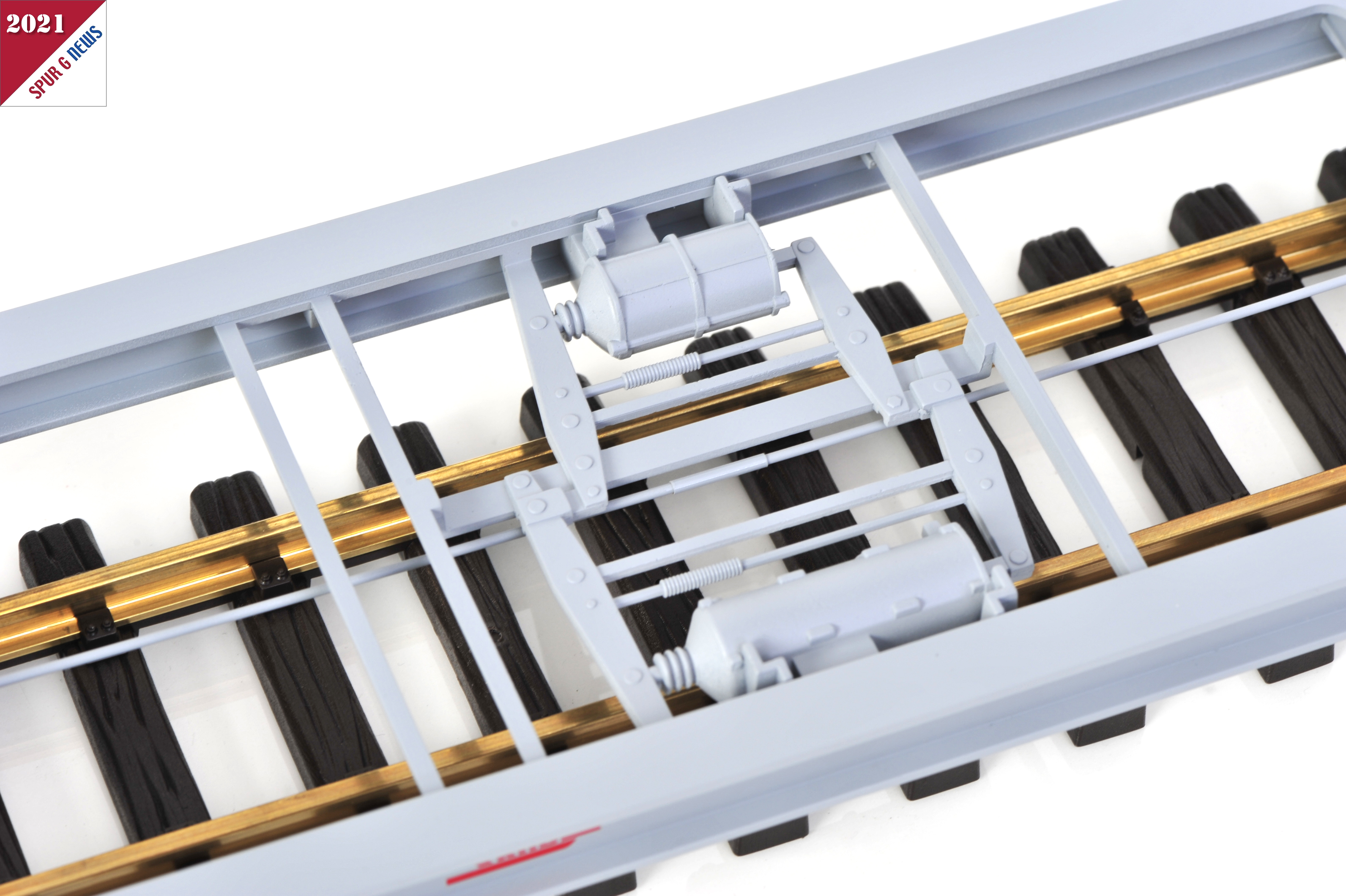 In der Mitte des Containerwagens sind zwei Behlter fr die Bremse mit Hebelwerk untergebracht. Diese sind aus Metall gefertigt und geben dem Wagen gute Stabilitt beim fahren, da hier "Gewicht" auf dem Rahmen liegt. 