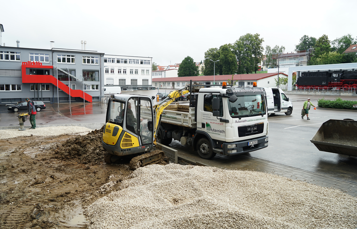 Die letzte Erde wird entfernt. Zug um Zug wird der Kies aufgetragen und verdichtet. 