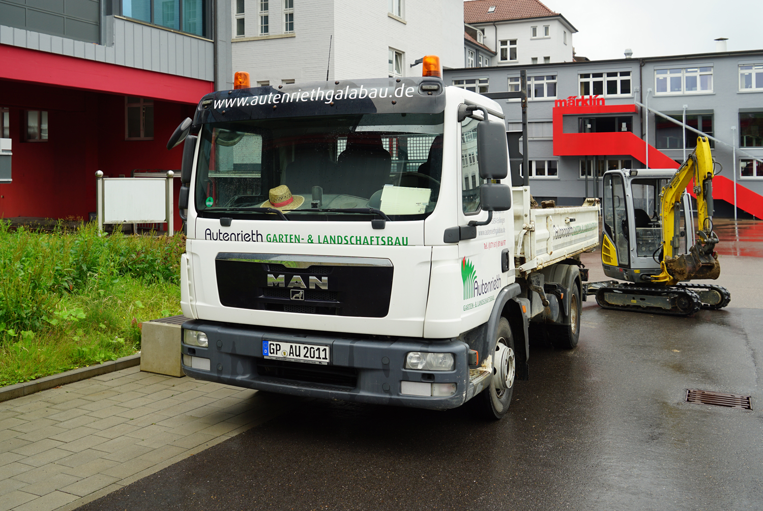 LKW fr den Aushub und Minibagger zur Planierung der Flche stehen bereit. 