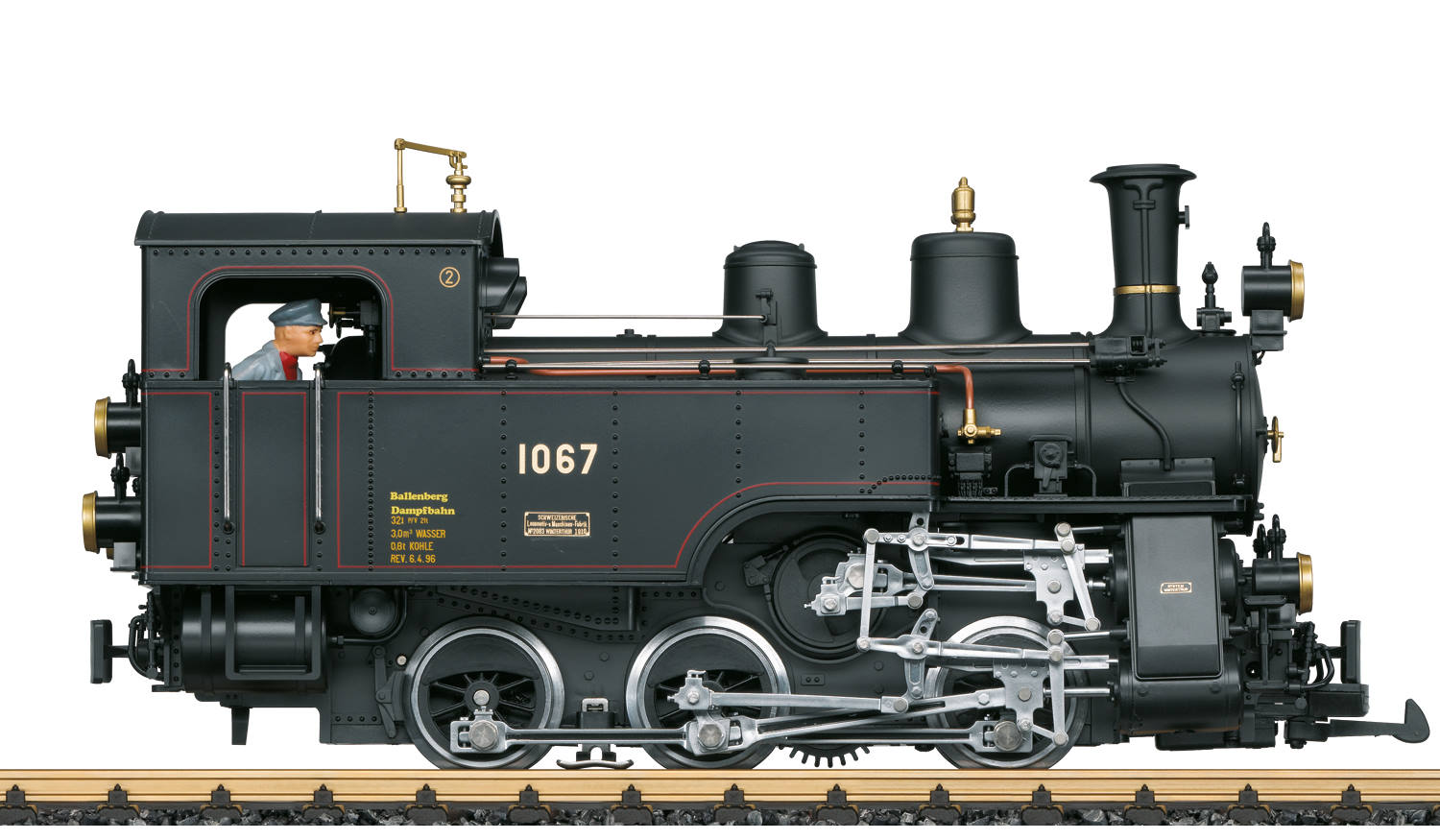 20275 Ballenberg-Dampfbahn Dampflok HG 3/3 Die Schweizerischen Bundesbahnen beschafften ab 1905 fr ihre Brniglinie zwei neue Zahnraddampfloks der Baureihe HG 3/3, die von der SLM Winterthur geliefert wurden. Nachdem sich die beiden Prototypen sehr gut bewhrten, wurden bis 1910 insgesamt 17 dieser Loks in Dienst gestellt, eine weitere Lok wurde 1926 nachgeliefert. Einer der grten Vorteile dieser 30 Tonnen schweren Loks  neben der hheren Leistung von 400 PS und der greren Hchstgeschwindigkeit von 40 km/h im Reibungsbetrieb und 13 km/h im Zahnradbetrieb  war, dass sie auch mit der Rauchkammer voran bergab fahren konnten, so dass das zeitaufwendige Rangieren und Drehen der Lok auf der Passhhe am Brnig entfiel. Nach der Elektrifizierung der Brnigbahn im Jahre 1941 wurden die Dampfloks fr den regulren Verkehr entbehrlich, ein Teil davon blieb aber als Reserve weiter im Betrieb, zuletzt die Loks mit den Nummern 1065, 1067 und 1068. Diese wurden 1965 schlielich ausgemustert. Die Lok 1067 gelangte dann zur BallenbergDampfbahn, wo sie seit 1972 wieder fr Nostalgiefahrten auf der Brnigbahn eingesetzt wird, zusammen mit den Personenwagen BC 28, C 31 und dem Gepckwagen F 51. Seit dem 1. Januar 2022 lautet der Name der Museumsbahn Brnig Dampfbahn BDB. Modell der Zahnraddampflok HG 3/3 mit der Betriebsnummer 1067 der Brnig Dampfbahn BDB aus der Schweiz. Originalgetreue Farbgebung und Beschriftung der Epoche VI, so wie die Lok heute noch im Einsatz ist. Angetrieben von einem leistungsstarken, kugelgelagerten Bhler-Motor, echter Zahnradbetrieb mglich. Ausgerstet mit einem mfx/DCC-Sounddecoder mit vielen Mit den LGB Zahnstangen 10210 / 10220 ist echter Zahnstangenbetrieb mglich Licht- und Soundfunktionen. Eingebauter Raucheinsatz mit radsynchronem Dampfausstoss. Viele angesetzte Details, vorbildgetreu nachgebildetes Gestnge, auch des Zahnradtriebwerks.