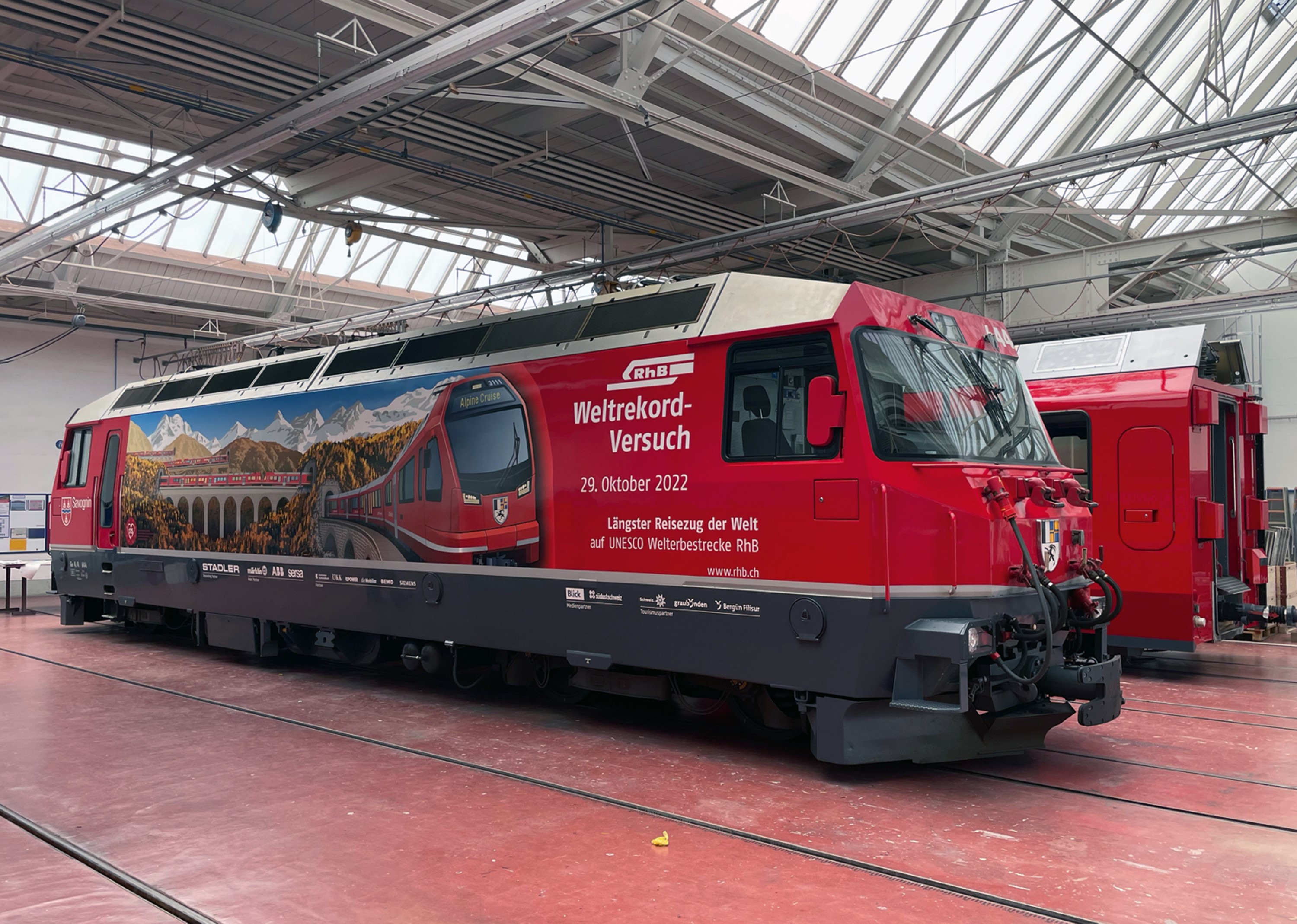 Foto: RhB -  Rhtische Bahn - ffentliche Werbung - Die Werbelok fr den Weltrekordversuch am 29.10.2022