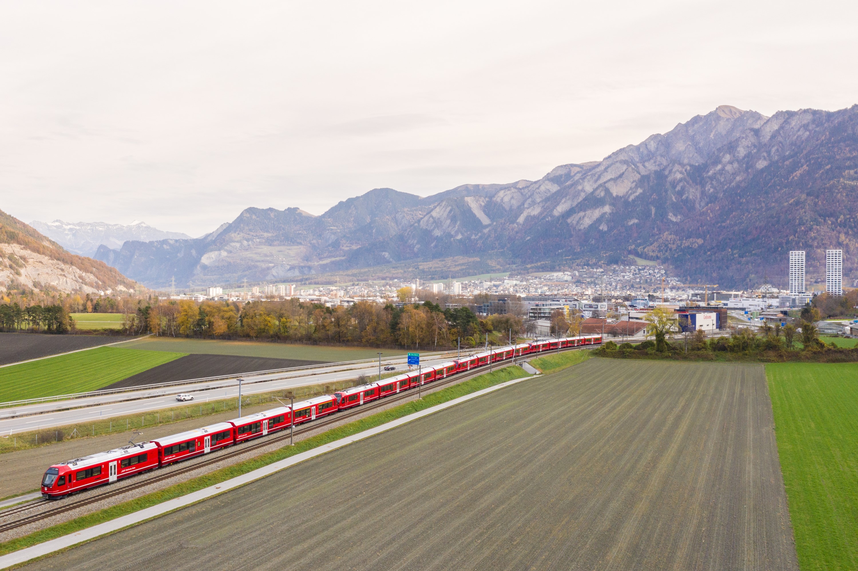 Foto: RhB -  Rhtische Bahn - Capricorn (Steinbock) Mehrfachtraktion bei Chur