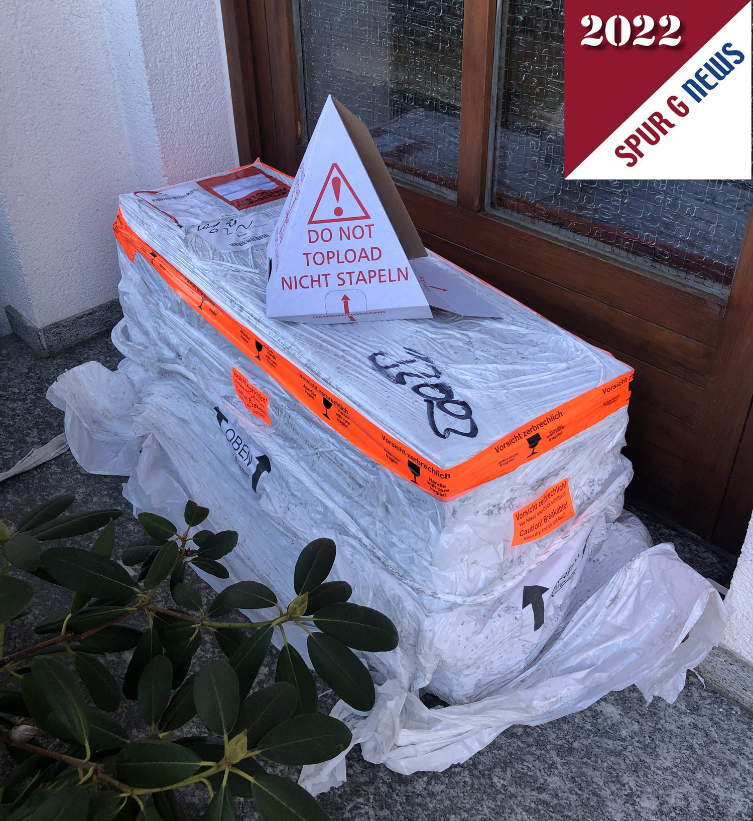 So war das Paket von LGB am 4.3.2022 vor der Haustre gestanden. Der Lieferdienst hat die Palette gleich mitgenommen. Auch bei der Nachbarin hatte er geklingelt und das Paket avisiert. Toll. Ich ahnte dann schon was drin steckt! Den Paketboten konnte ich beim wegfahren noch kurz sprechen und er war erleichtert, dass er mich noch angetroffen hat.