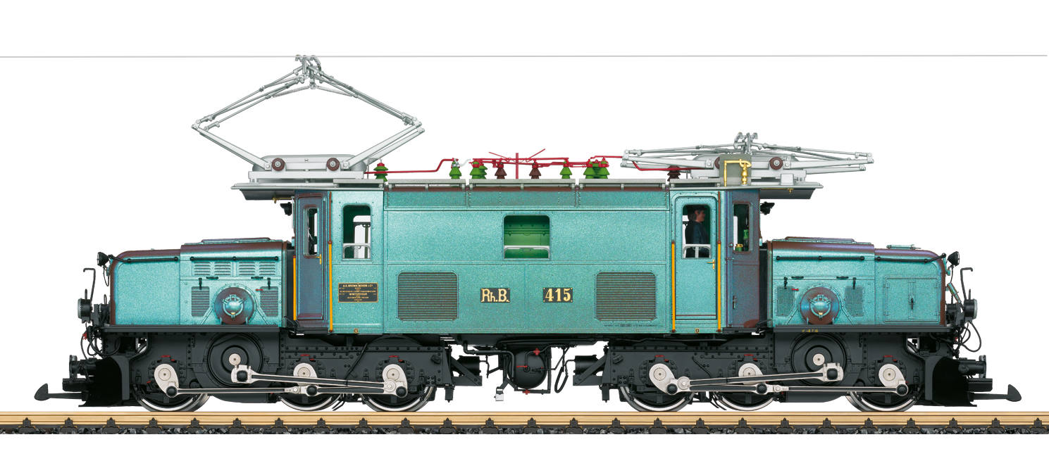 26601 Elektromotive Ge 6/6 I der RhB. Modell der Elektrolok der Baureihe Ge 6/6 I der RhB, dem legendren Krokodil. Feindetailliertes Modell in schwerer Metallbauweise mit vielen angesetzten Details. Spezielle Farbgebung und Beschriftung in der Ausfhrung der Epoche VI, Betriebsnummer 415 so wie die Lok heute noch im Einsatz ist. Angetrieben von 2 leistungsstarken Motoren auf beide Drehgestelle. Ausgerstet mit einem mfx/DCC-Decoder mit vielen Licht- und Soundfunktionen wie Spitzenlicht, Fhrerstandsbeleuchtung, Fahrgerusch, durch Reedschalter auslsbare Pfeife und vieles mehr. Fahrgerusch auch im Analogbetrieb funktionsfhig. Pantographen mit Antrieb, im Digitalbetrieb heb- und senkbar, ebenso knnen die Kupplungen im Digitalbetrieb ferngesteuert bettigt werden. Viele feine Details an Aufbauten und Fahrwerk, Fhrerstnde mit kompletter Inneneinrichtung, Fhrerstandstren zum ffnen. Es liegen 2 Schienenrumer ohne Aussparung fr die LGB Systemkupplung bei, diese knnen ein- oder beidseitig nach dem Ausbau der motorisch angetriebenen Kupplung montiert werden. Befahrbarer Mindestradius 600 mm. Lnge ber Puffer 60 cm