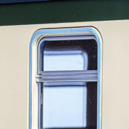 LGB Clubmodell 2022 "SOEG-Personenwagen 970 231" Vorbildlich: Die typischen bersatzfenster der Zittauer Personenwagen sind natrlich auch beim Modell vorhanden. 