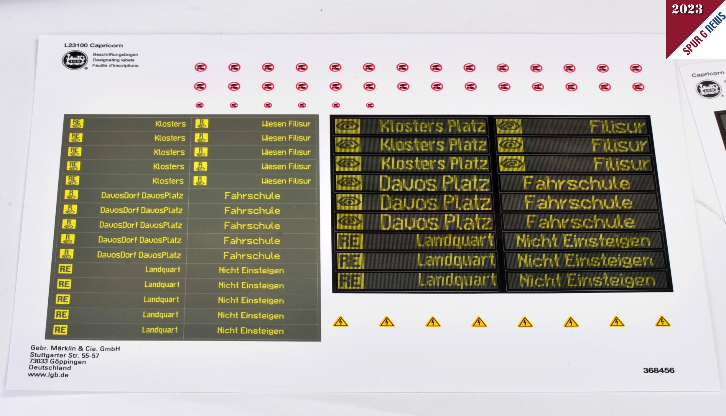 Der Packung des Capricorn mit Triebkopf und Steuerwagen liegt ein großer Aufkleberbogen für die Zugzielleisten bei. Auch die Aufschrift "Fahrschule" kann hier nachgestellt werden. Piktogramme für das Dach sind ebenfalls als Aufkleber auf dem großen Bogen vorhanden.