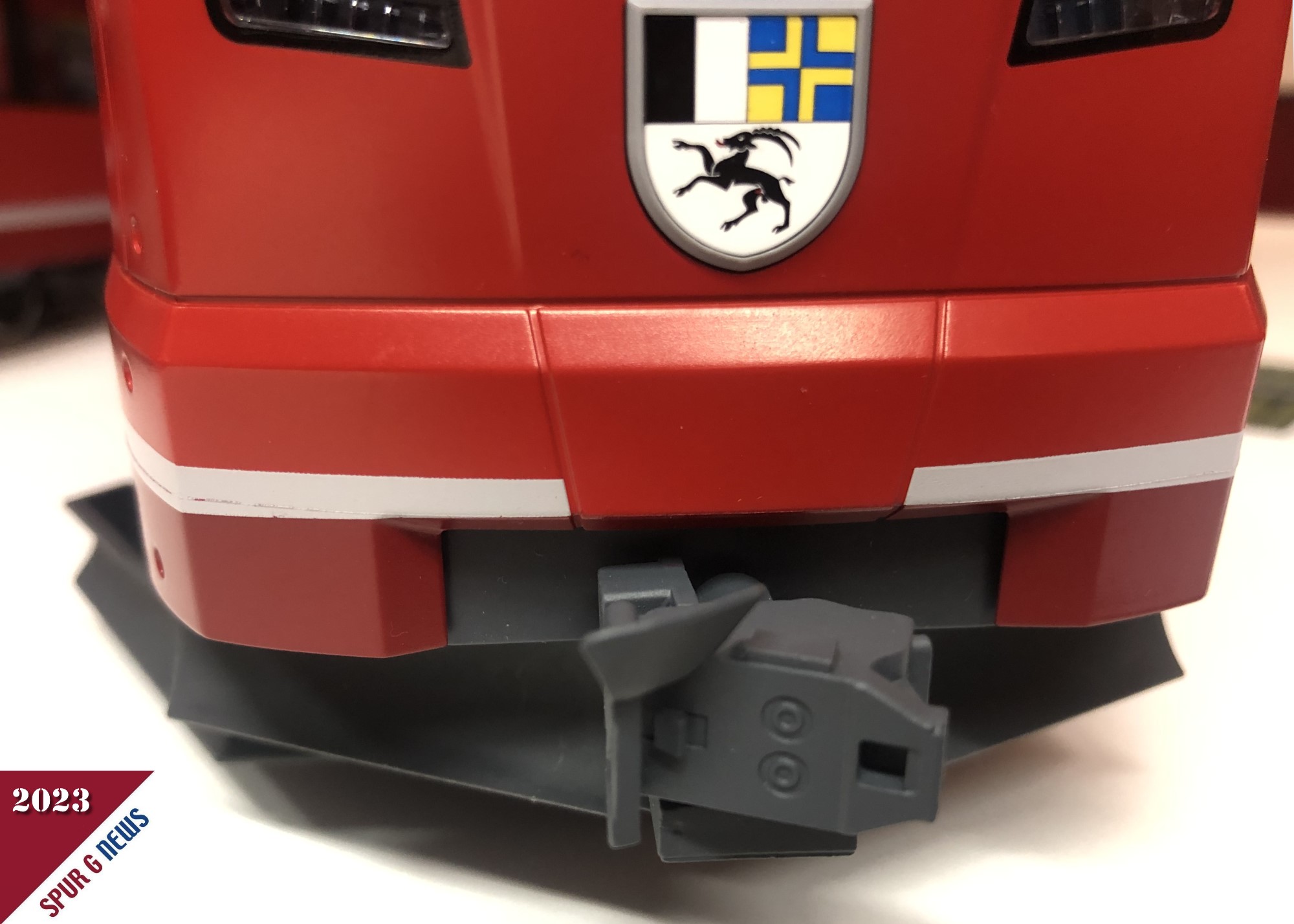 Der Triebkopf und der Steuerwagen haben am Ende die vorbildgerechte Automatikkupplung werkseitig angeschraubt. Da der Triebzug Capricorn ja immer 4teilig fährt ist es bei Einzelfahrten nicht erforderlich die beiliegenden LGB "Flaschenöffner-Kupplungen" zu montieren. Wer zwei oder mehr Capricorn im Verbund fahren möchte, kann die Kupplungen mit den beigefügten Schrauben anbringen.