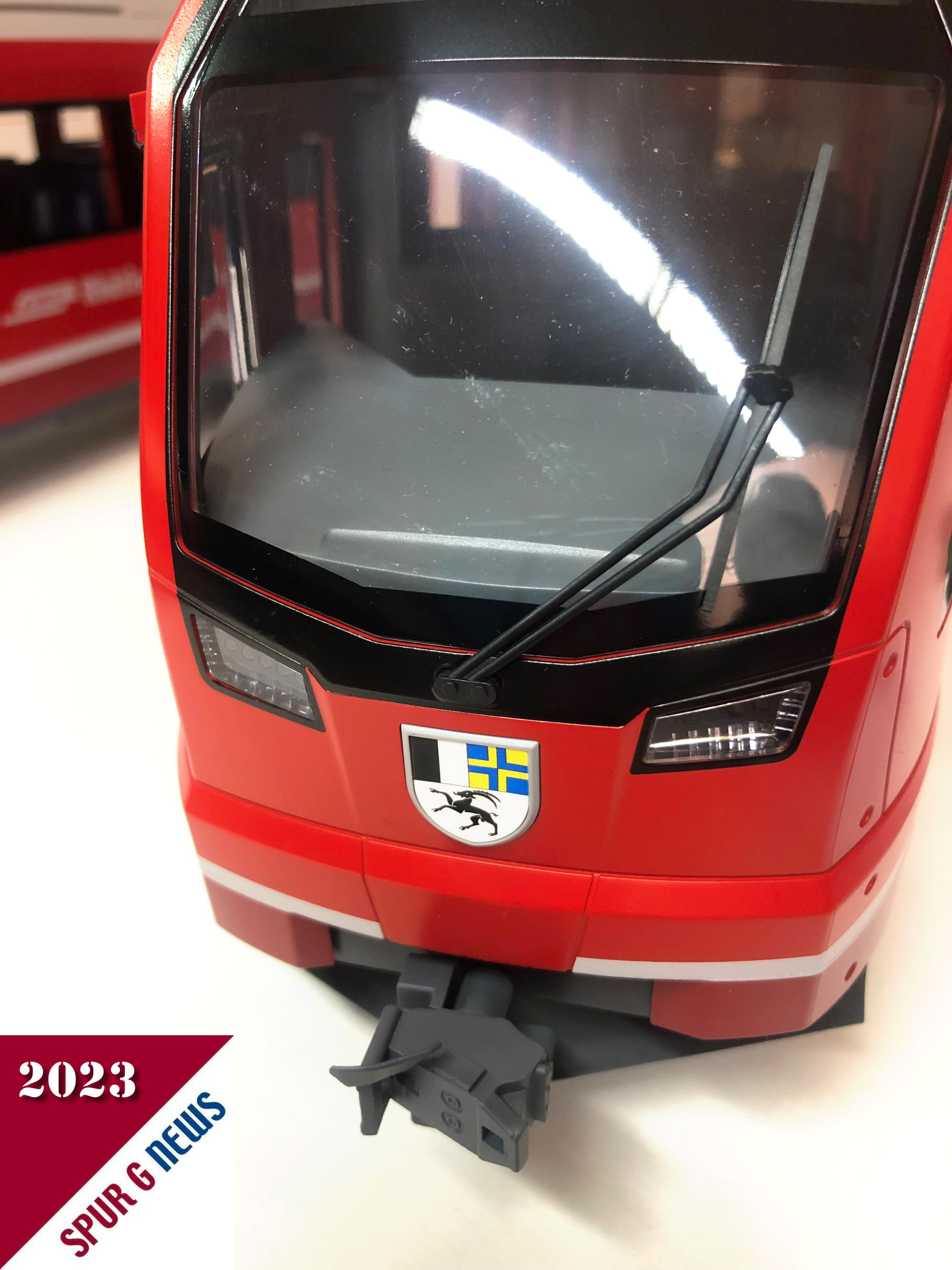 Hier die "Draufsicht" der automatischen Kupplung am Capricorn Triebkopf und Capricorn Steuerwagen. Am anderen Ende sind die Kurzkupplungen wie beim Allegra angebracht. Somit können dann ab Juni 2023 die beiden Mittelwagen zwischen Triebkopf und Steuerwagen eingefügt werden.
