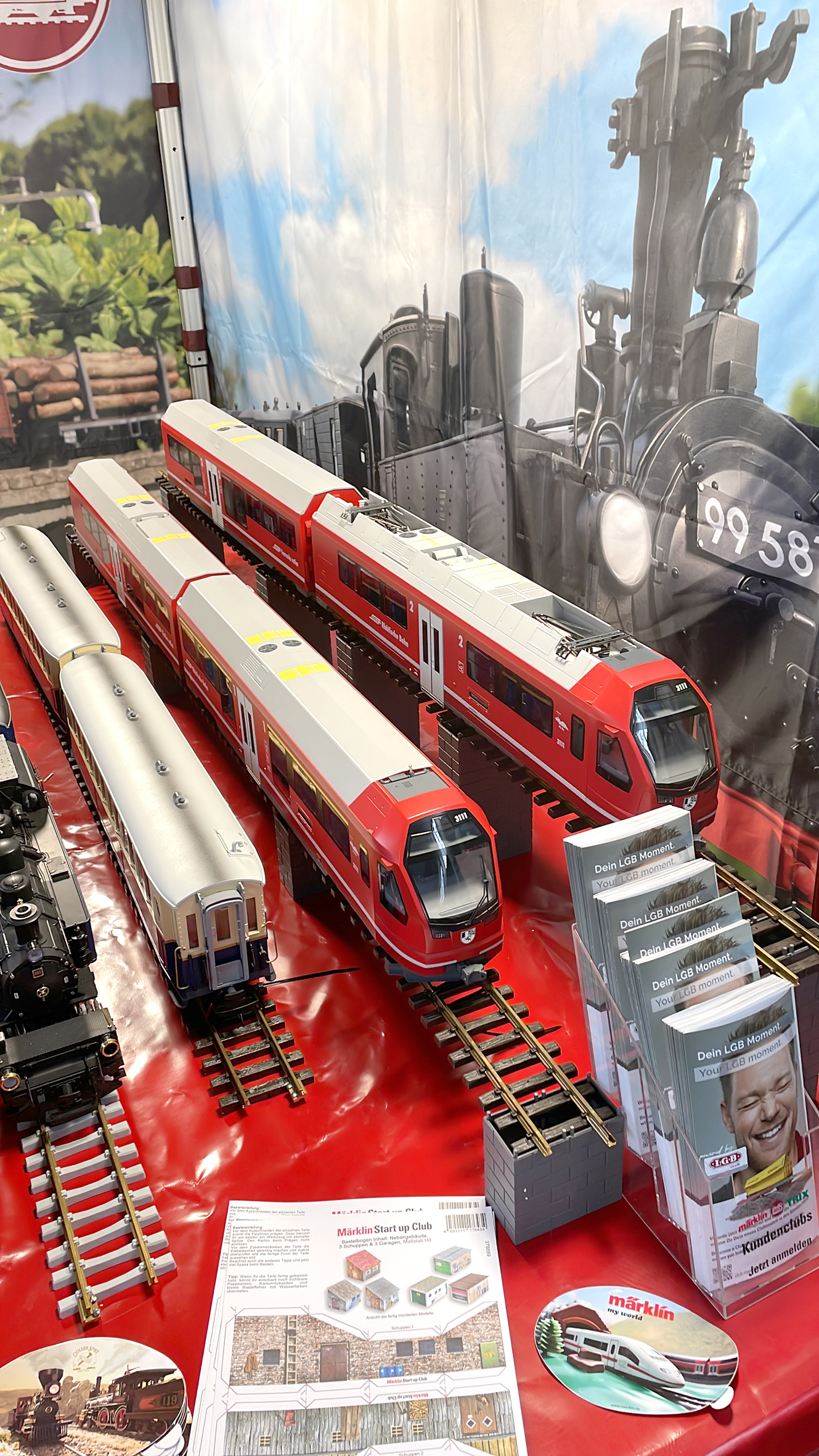 Bild vom 23. Juni 2023 vom kompletten RhB Capricorn als LGB Modell mit Triebkopf, Steuerwagen und den beiden Mittelwagen.