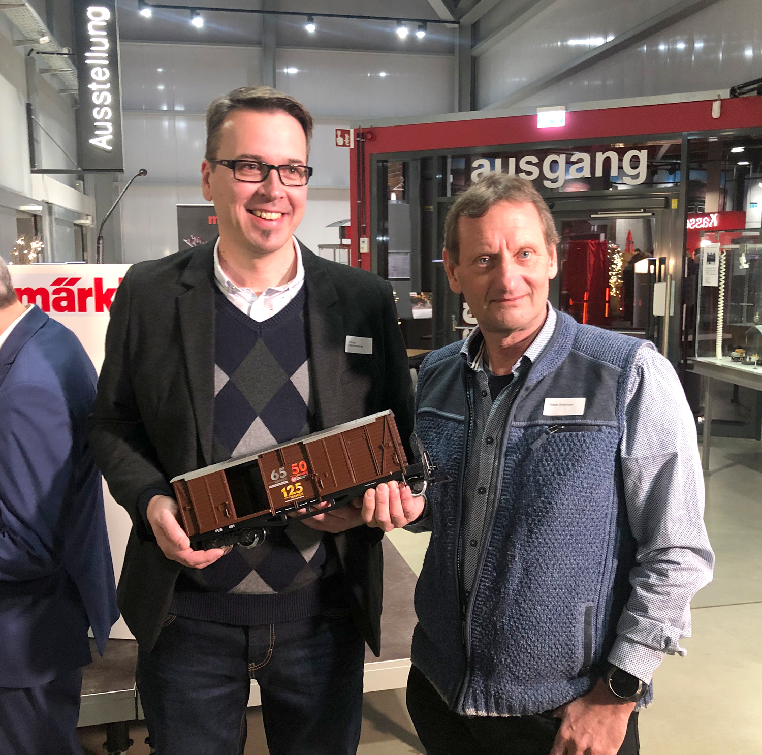 Herr Walter Stramitzer, rechts im Bild,  (Leiter der Pinzgauer Lokalbahn) und Thomas Oberkalmsteiner, links mit dem Museumswagen, (Dienststellenleiter bei Salzburg AG Pinzgauer Lokalbahn) liesen sich es nicht nehmen persnlich bei der Vorstellung der Patenschaft fr den Museumswagen aus sterreich dabei zu sein. Wie mir Herr Stramitzer beim Rundgang durch das Mrklin Museum angetragen hat spielt er schon seit Urzeiten mit der LGB. Vor allem das Modell der BB 2095 hat es Ihm angetan. Im Modell wie auch im Original. Thomas Oberkalmsteiner ist Lokfhrer fr die groen Maschinen und nennt die LGB als sein groes Hobby.  