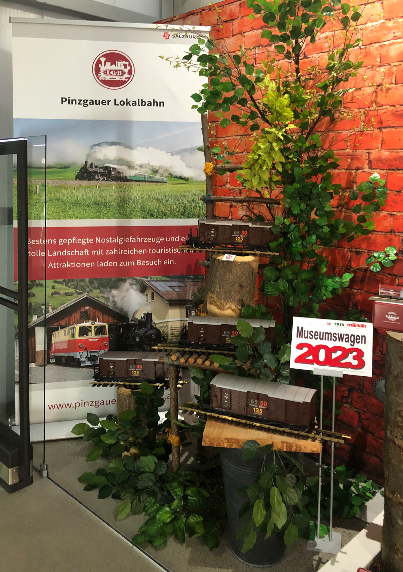 So sieht die Prsentation des LGB Museumswagens 2023, Art. Nr. 41023,  im mrklineum Store in Gppingen aus. 