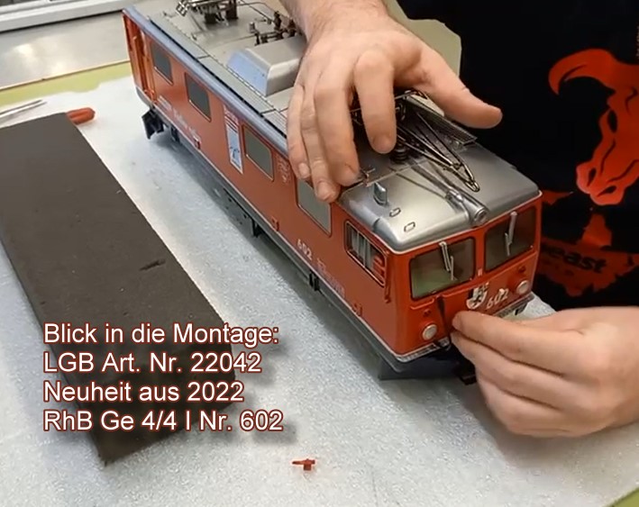 Blick in die Montage: LGB Art. Nr. 22042 - Neuheit aus 2022 - RhB ge 4/4 I Nr. 602 - Einfach auf das Bild klicken und das Video startet in einer neuen Seite. 