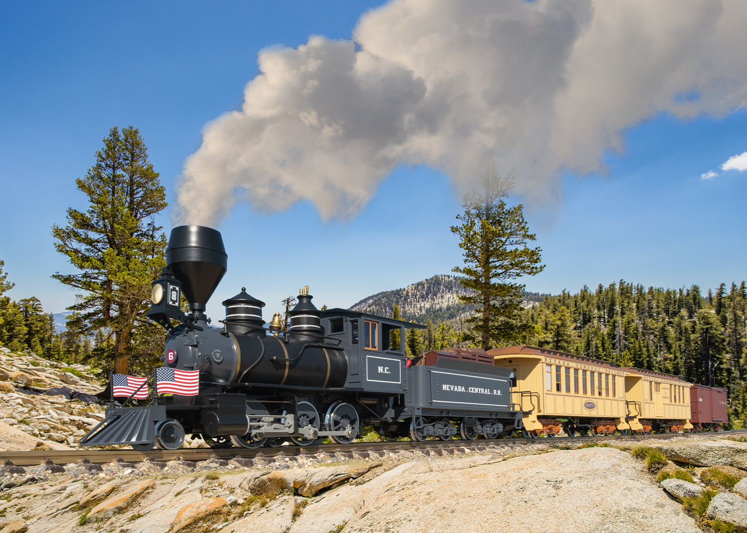 LGB Neuheit 2024 - US-Zug der NCRR. Die Nevada Central Railroad war eine Schmalspurbahn zwischen Battle Mountain und Austin / Nevada. Die Bahn wurde gebaut um Austin, das Zentrum eines ergiebigen Silberabbaugebiets mit der transkontinentalen Bahnstrecke zu verbinden. Die immerhin 148 km lange Strecke wurde