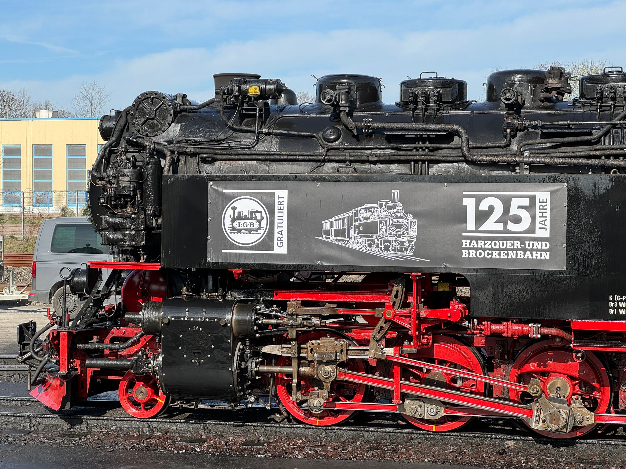 LGB gratuliert zu 125 Jahre Harzquer- und Brockenbahn. 