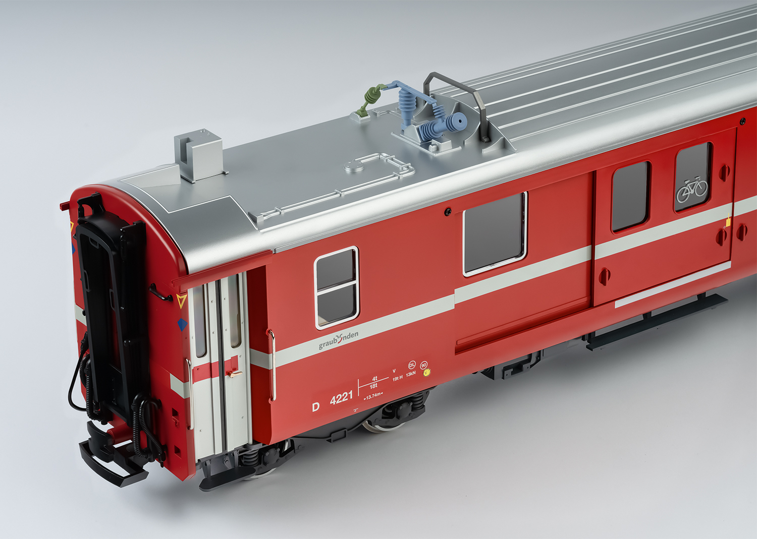 LGB Art. Nr. 30693 - RhB Gepckwagen - Aktueller Zustand mit abmontiertem Stromabnehmer Modell eines Gepckwagens der RhB, der vor einigen Jahren mit einem Stromabnehmer ausgerstet wurde, bei dem der Stromabnehmer aber jetzt abgebaut wurde. Mit zustzlichem Kasten auf dem Dach, der beim Original erst vor kurzem montiert wurde. Originalgetreue Farbgebung und Beschriftung der Epoche VI. Tren zum ffnen. Metallradstze.