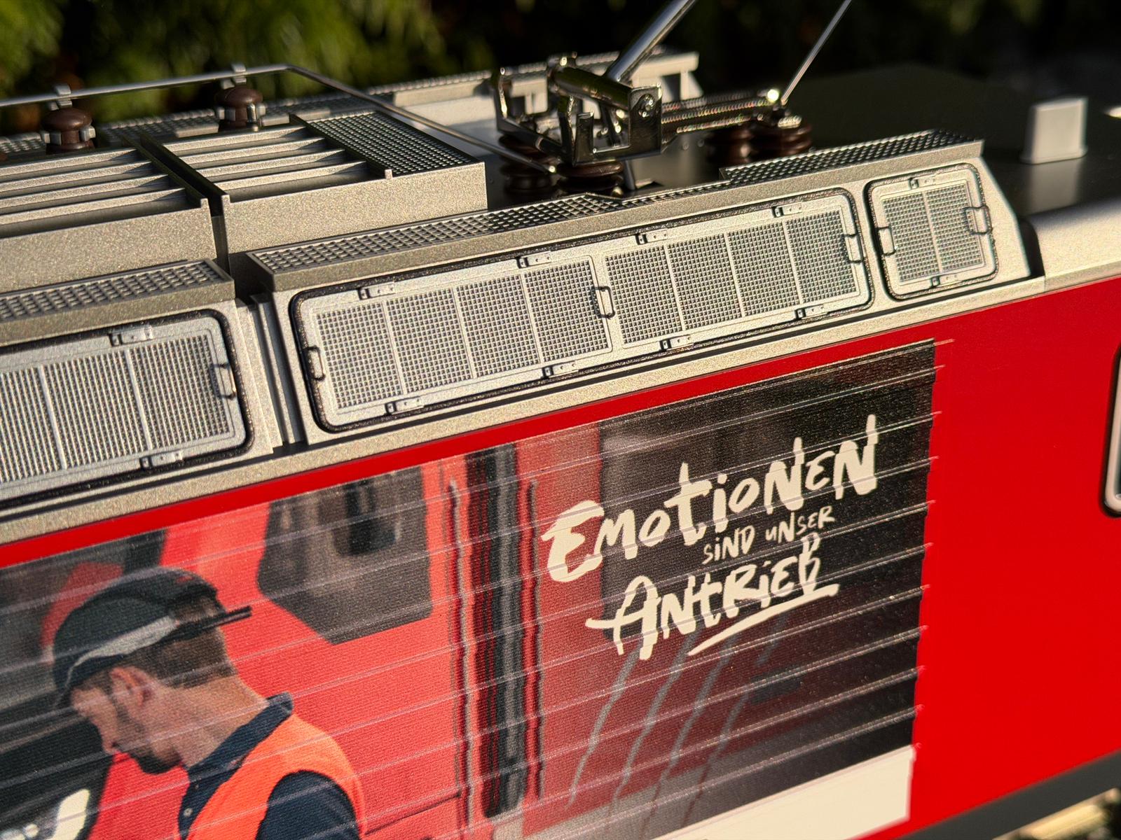 Digitaldruck macht es mglich: Ein Bild auf der LOKseite der HGe 4/4 II MGB "DOM" Nr. 3 - LGB Art. Nr. 23105. "Emotionen sind unser Antrieb". 