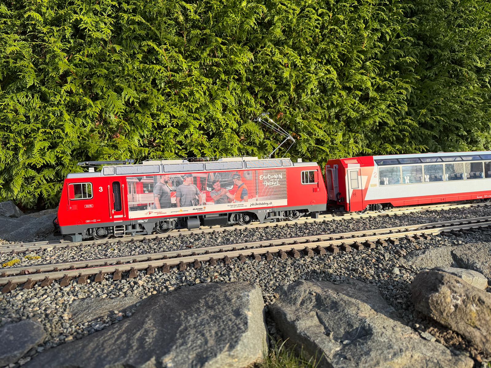 Digitaldruck macht es mglich: zwei verschiedene Bilder auf der LOKseite der HGe 4/4 II MGB "DOM" Nr. 3 - LGB Art. Nr. 23105. "Emotionen sind unser Antrieb". 