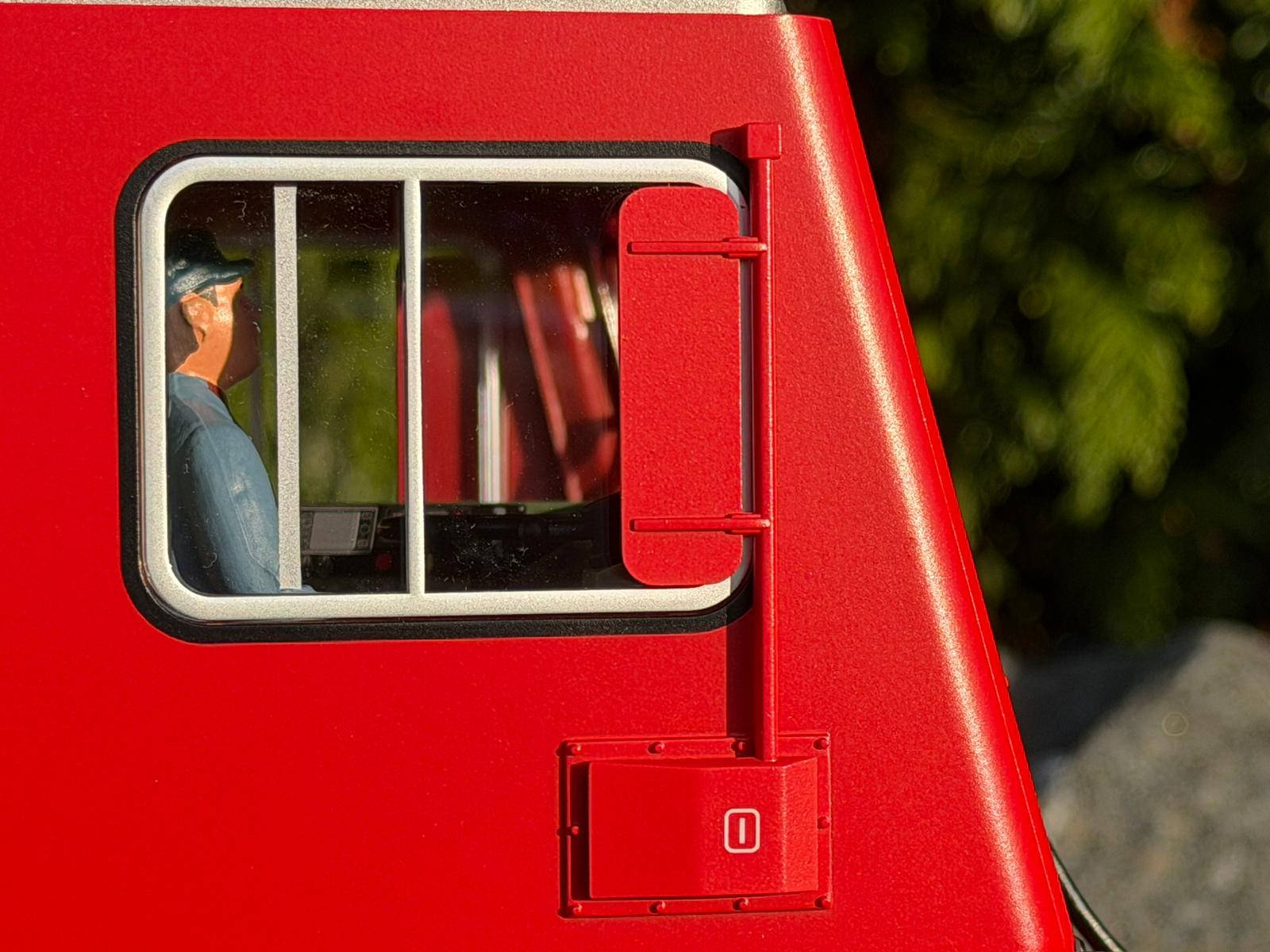 Seitenfenster und Spiegel am Fhrerstand Nr. I der MGB Lok - Art. Nr. 23105.