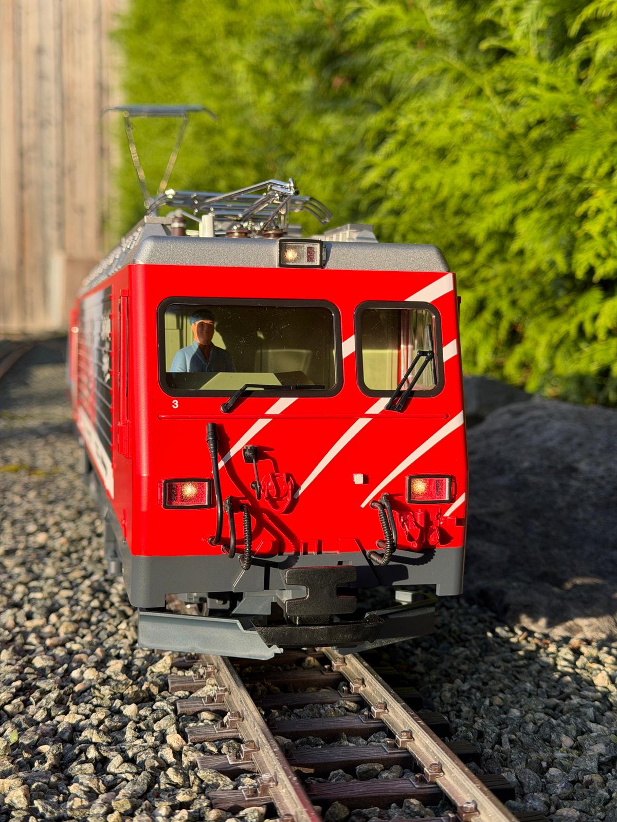 Frontansicht der LGB E-Lok, Art. Nr. 23105. HGe 4/4 II der MGB "Mitarbeiterwerbung" - DOM Nr. 3