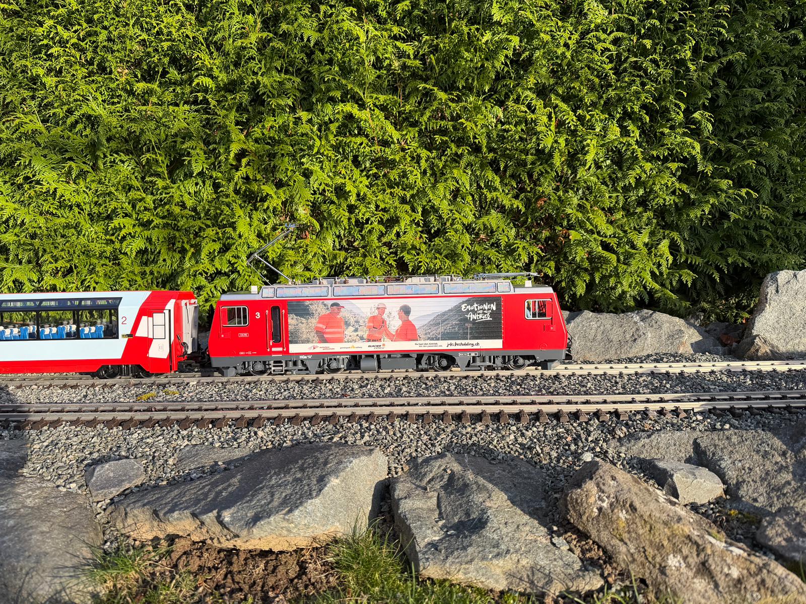 Digitaldruck macht es mglich: zwei verschiedene Bilder auf der LOKseite der HGe 4/4 II MGB "DOM" Nr. 3 - LGB Art. Nr. 23105. "Emotionen sind unser Antrieb". 