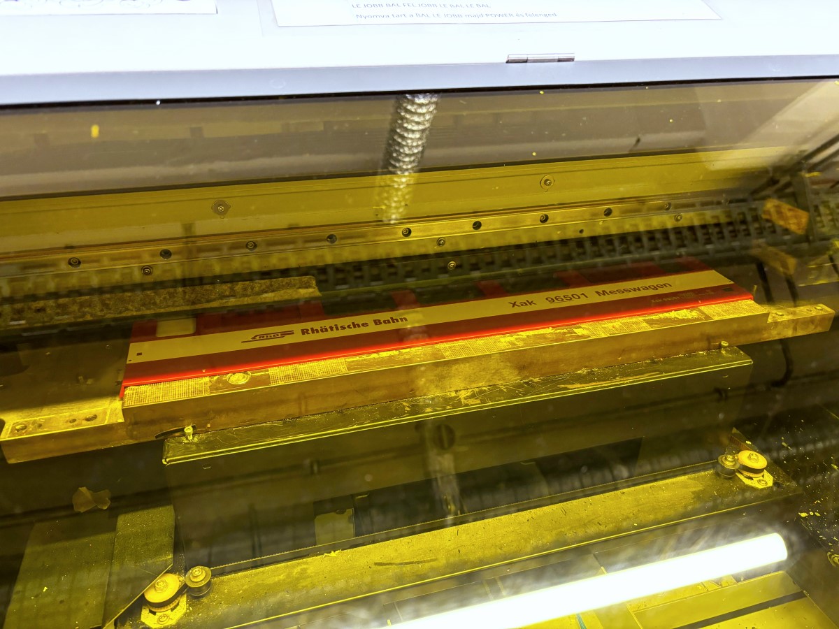 30681 - Blick in den Laserdrucker - gelber Streifen und rote Schrift.