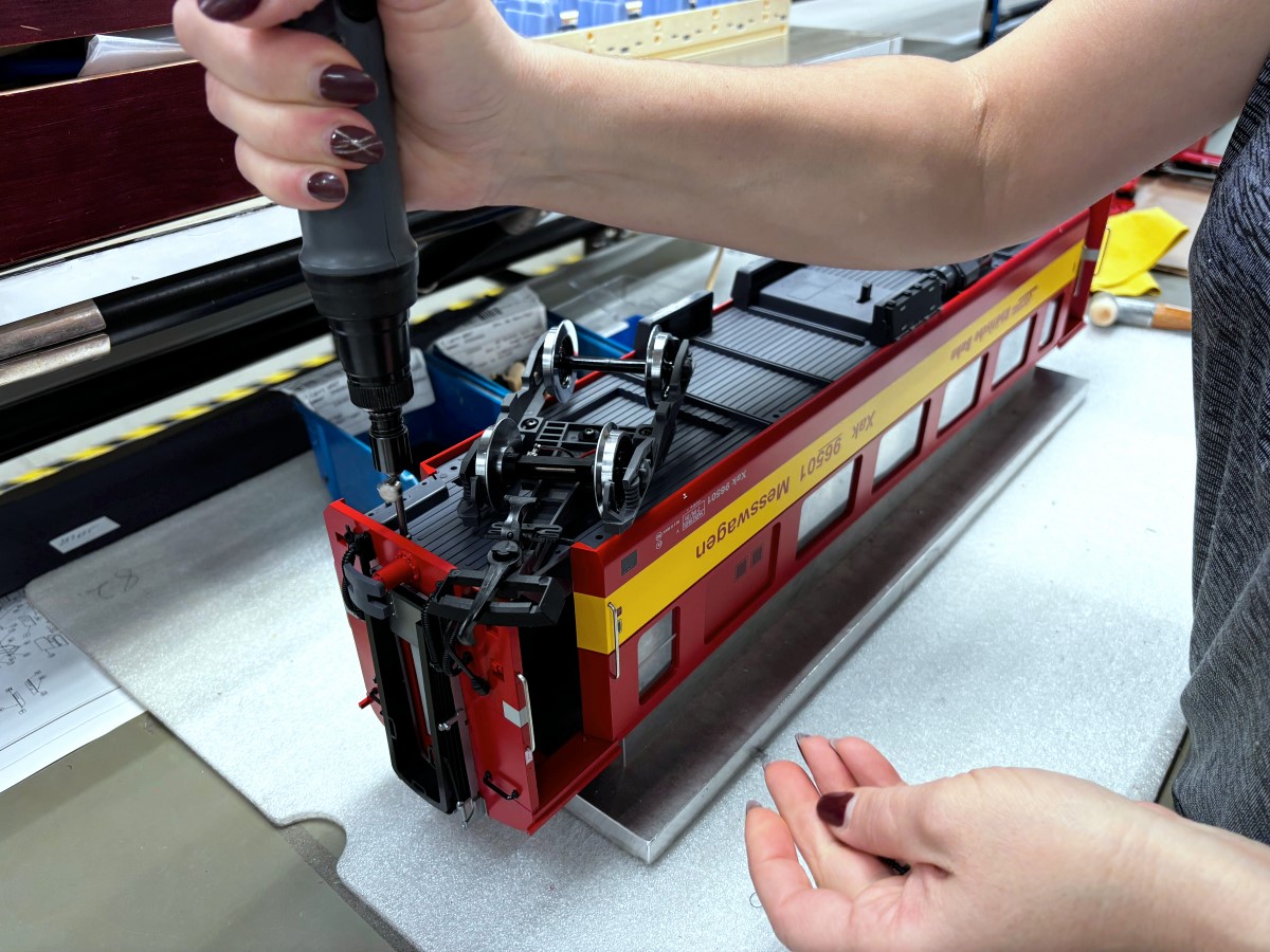 30681 - Wagenkasten und Wagenboden werden nach der Vormontage miteinander verschraubt.