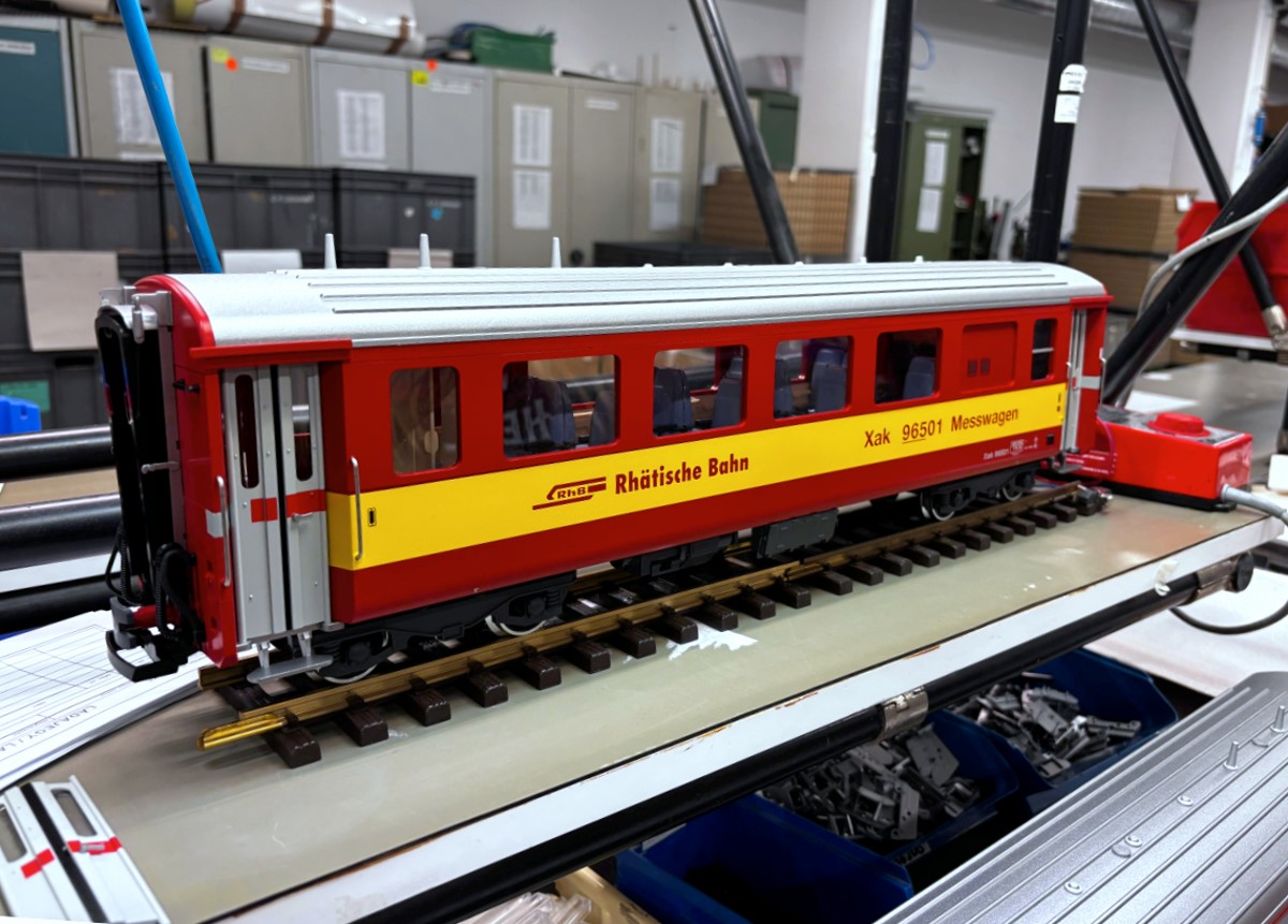 30681 - Der Xak 96501 Messwagen (Funkmesswagen) - Clubmodell von LGB 2025 - bei der Endkontrolle. Nun geht es ab in den Karton und zum Kunden!