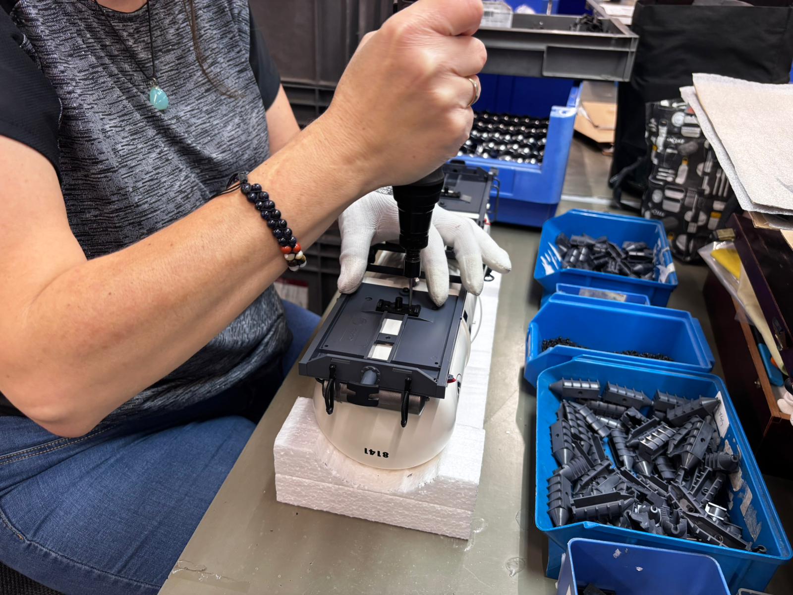 Nach Montage des Tragrahmens an den Kessel werden die Aufnahmen fr die Drehgestelle verschraubt. 