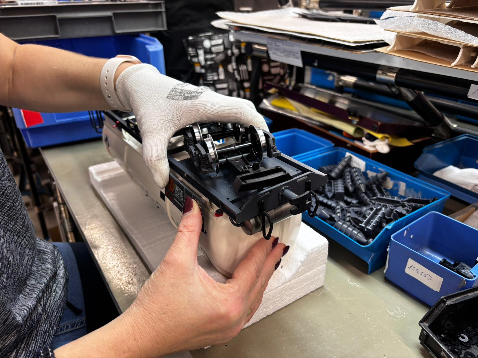 Die mit Metallrdern besetzten Drehgestelle werden noch ausgerichtet und verschraubt. Die vormontierte Bodenplatte wird hier auf die Kesselunterseite gesetzt. Die Drehgestelle werden dann noch ausgerichtet und verschraubt. 